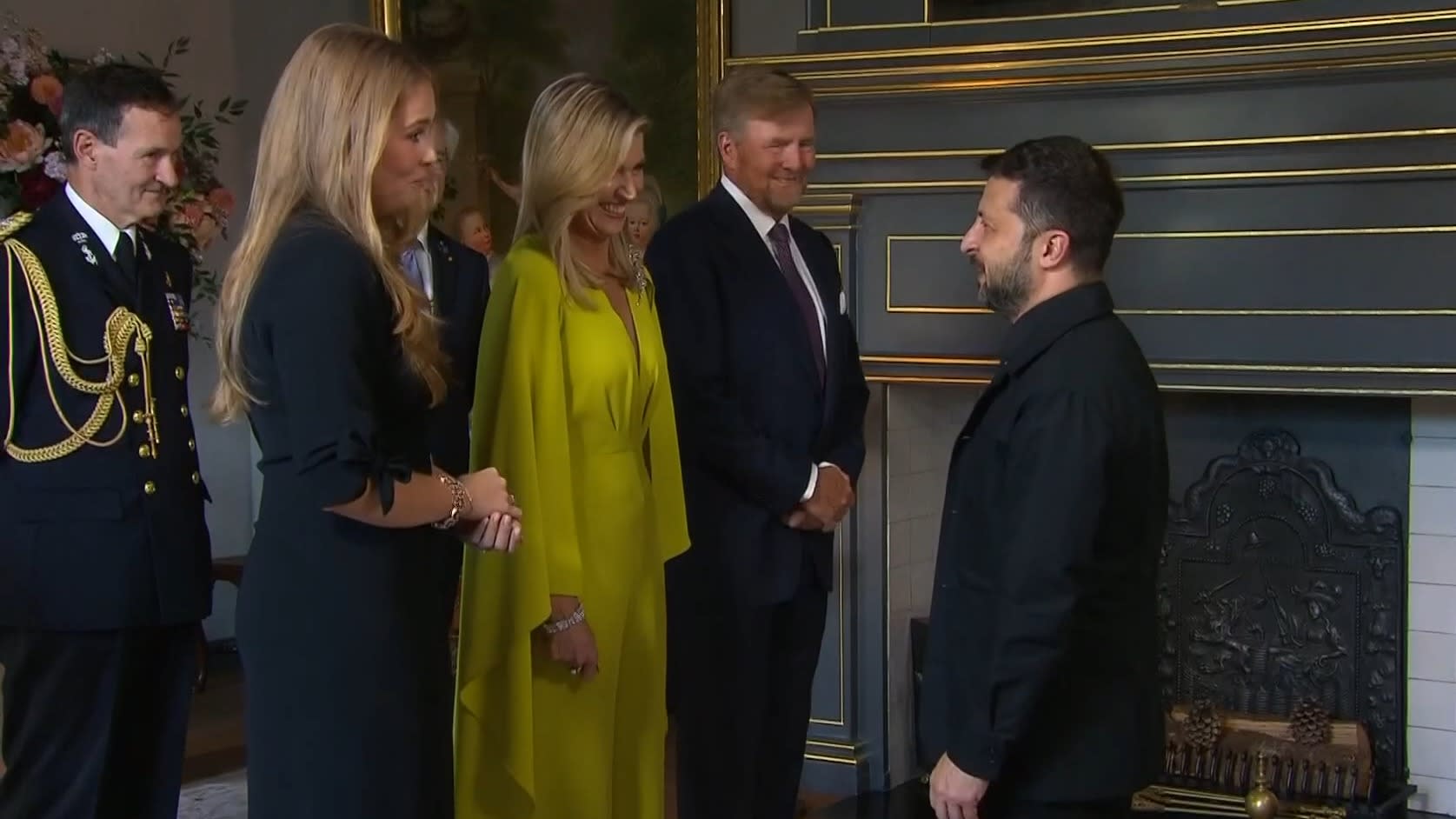 Koningspaar en Amalia ontvangen hoogwaardigheidsbekleders voor diner