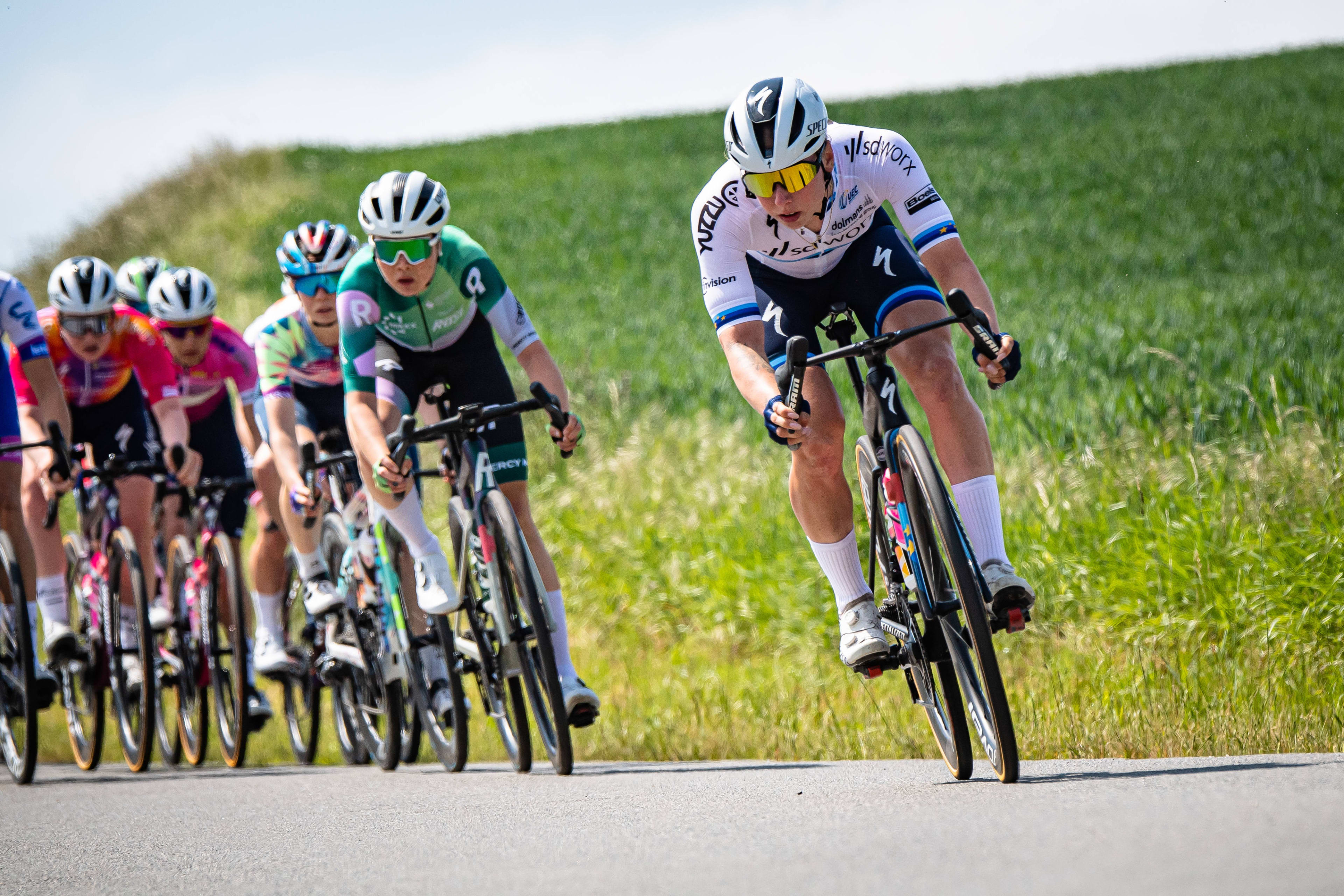 Wiebes sprint naar eerste Nederlandse etappezege in Tour de France Femmes