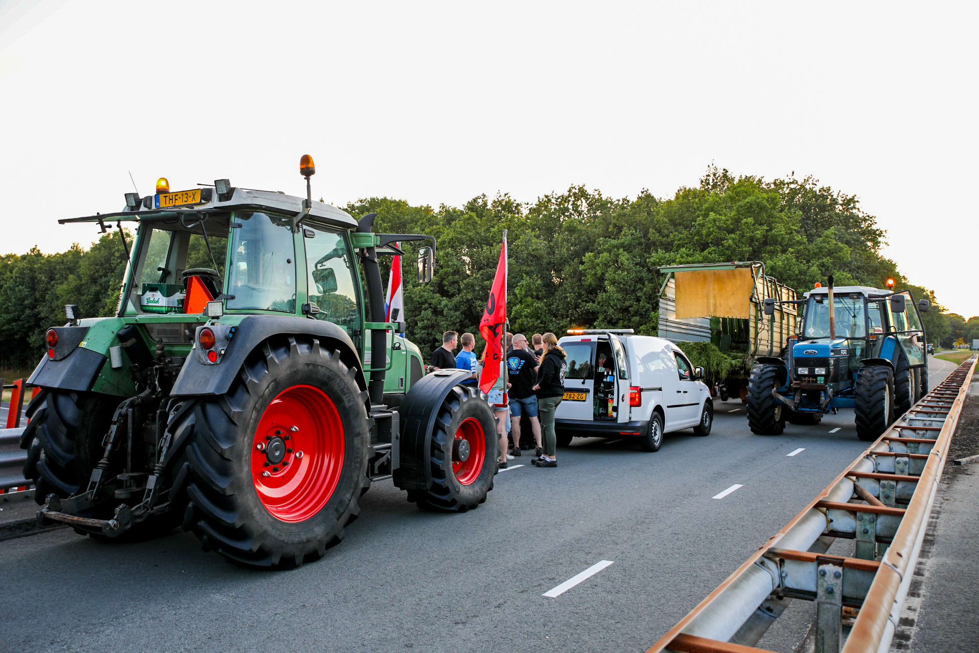 Boeren vieren bij A1 feest na val van kabinet Rutte