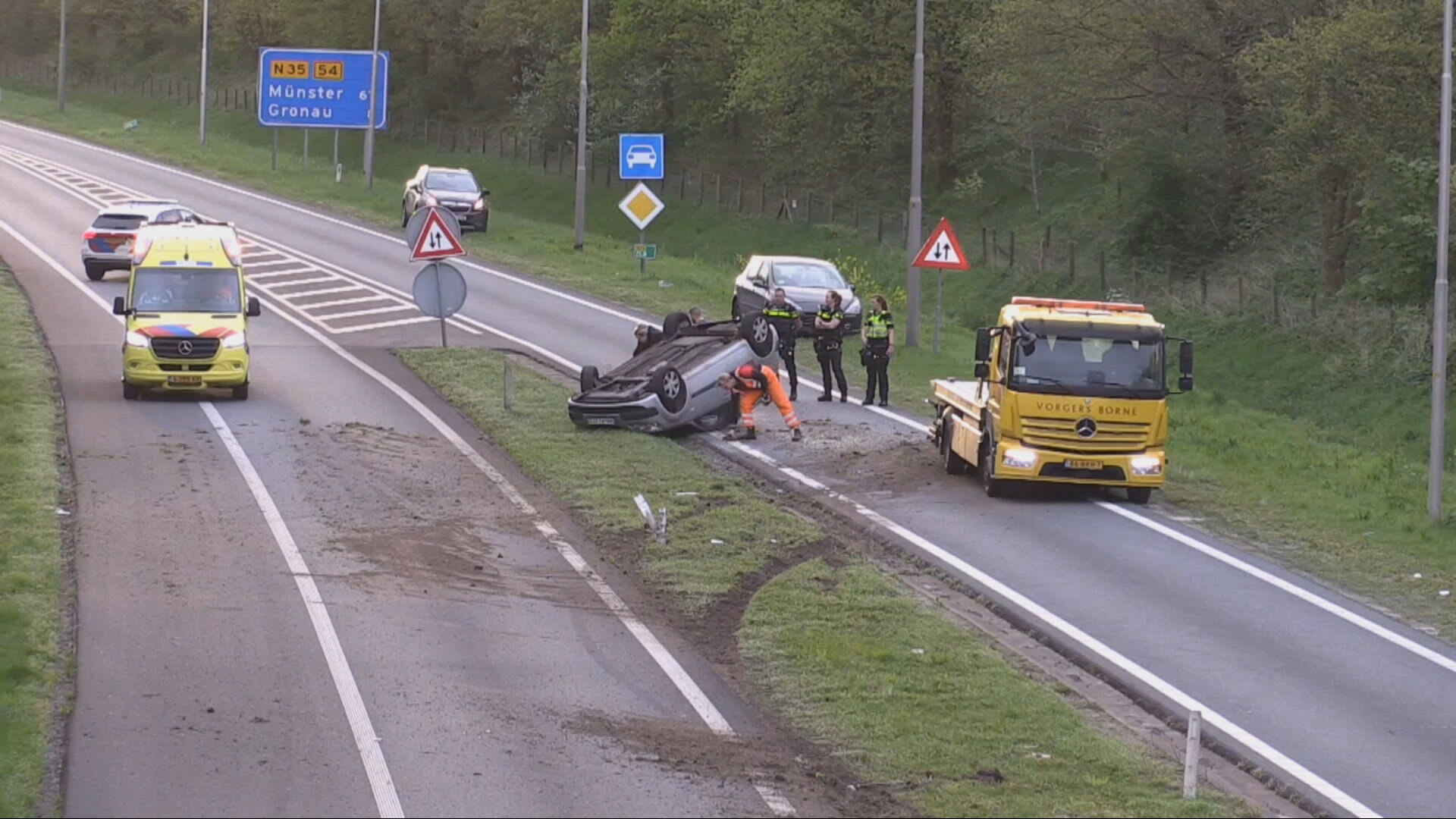 Auto over de kop op N35: ravage op de weg