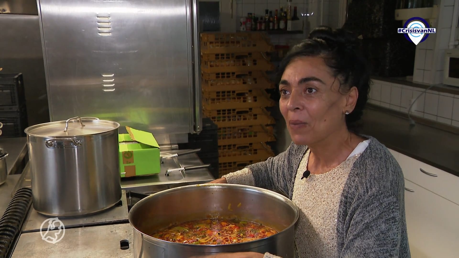 #CrisisvanNL | Hülya geeft mensen die het niet meer kunnen betalen toch te eten
