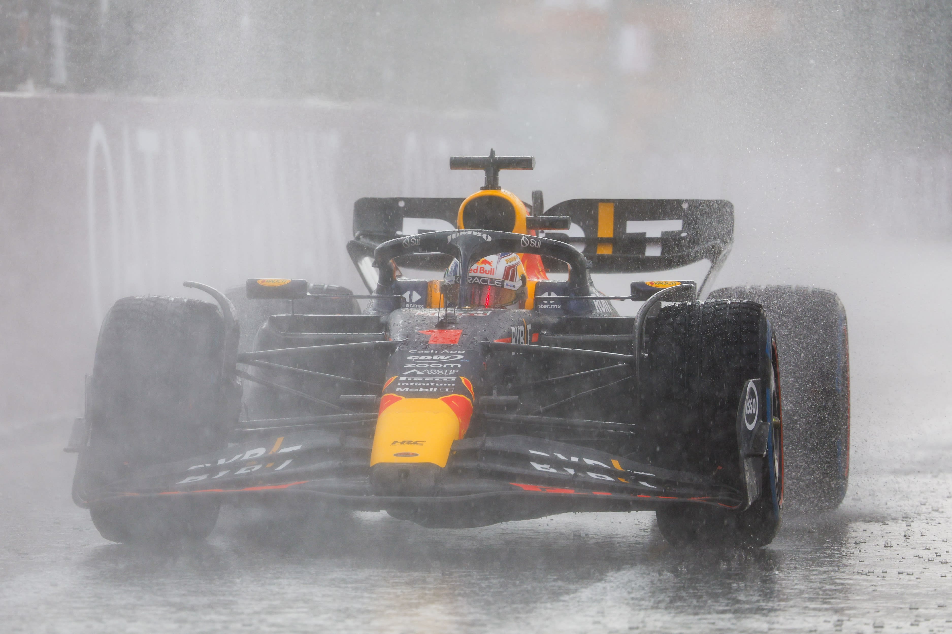 Formule 1-race Zandvoort vlak voor eind onderbroken na crash door harde regen