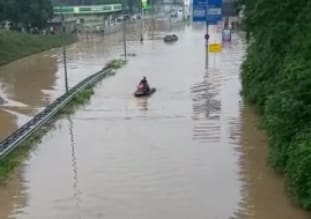 Swen en La Toya maken van nood een deugd en scheuren met jetski over ondergelopen weg