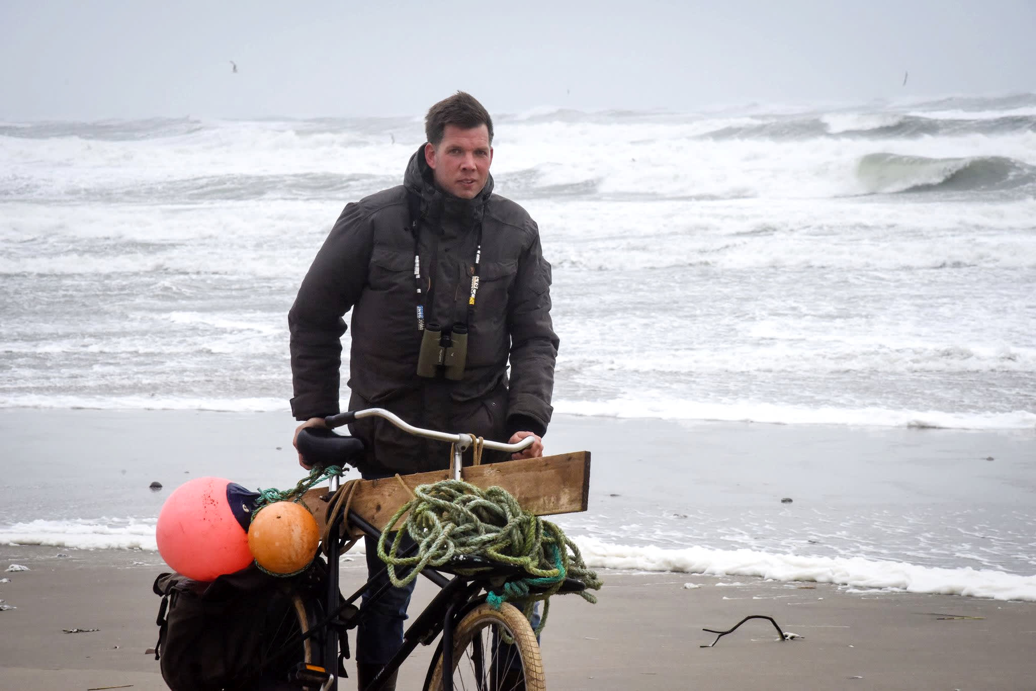 Strandjutter Maarten vindt menselijke resten in aangespoelde broek op Texel