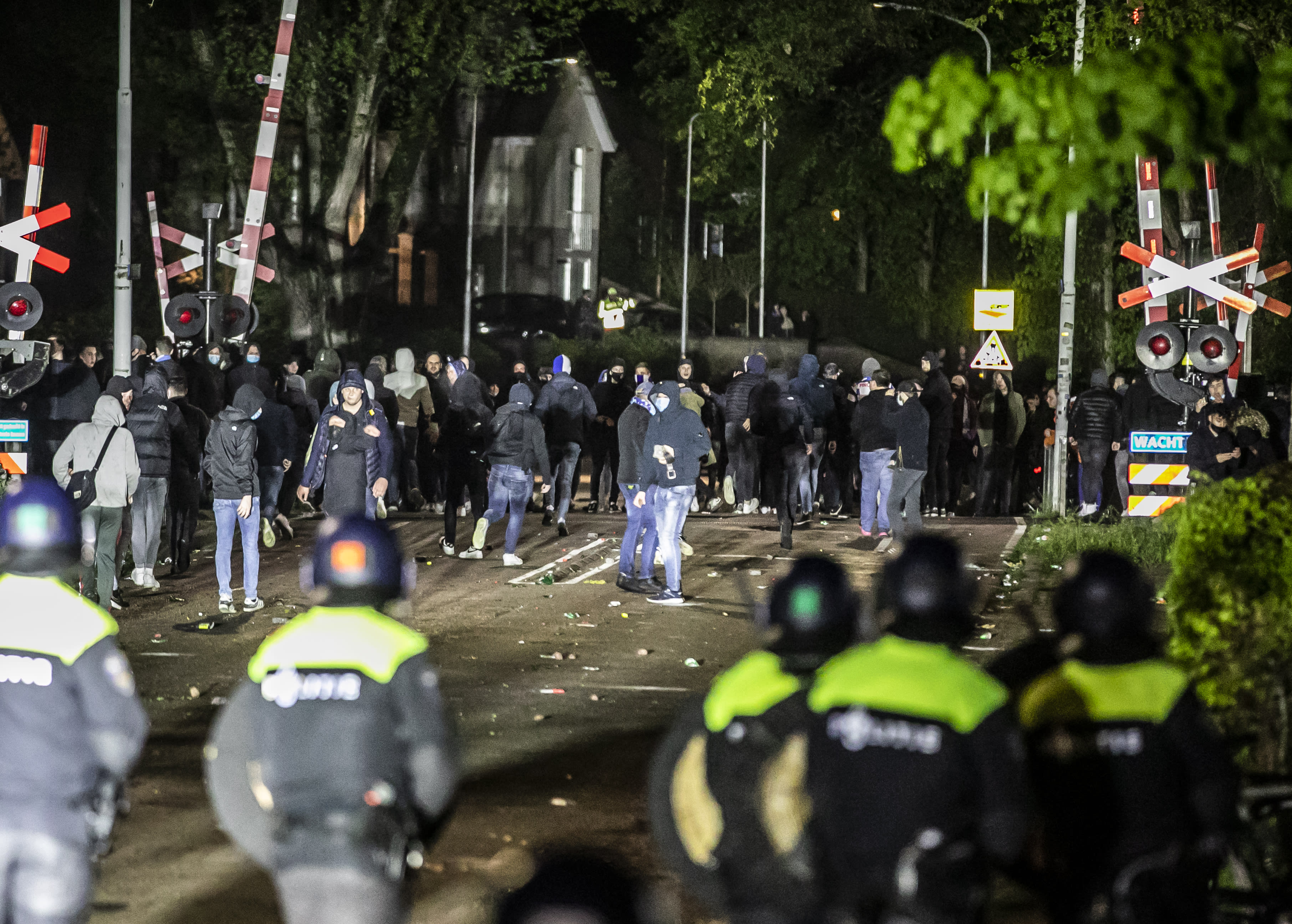 Volksfeest in Deventer na promotie Go Ahead, ME grijpt in bij rellen Doetinchem