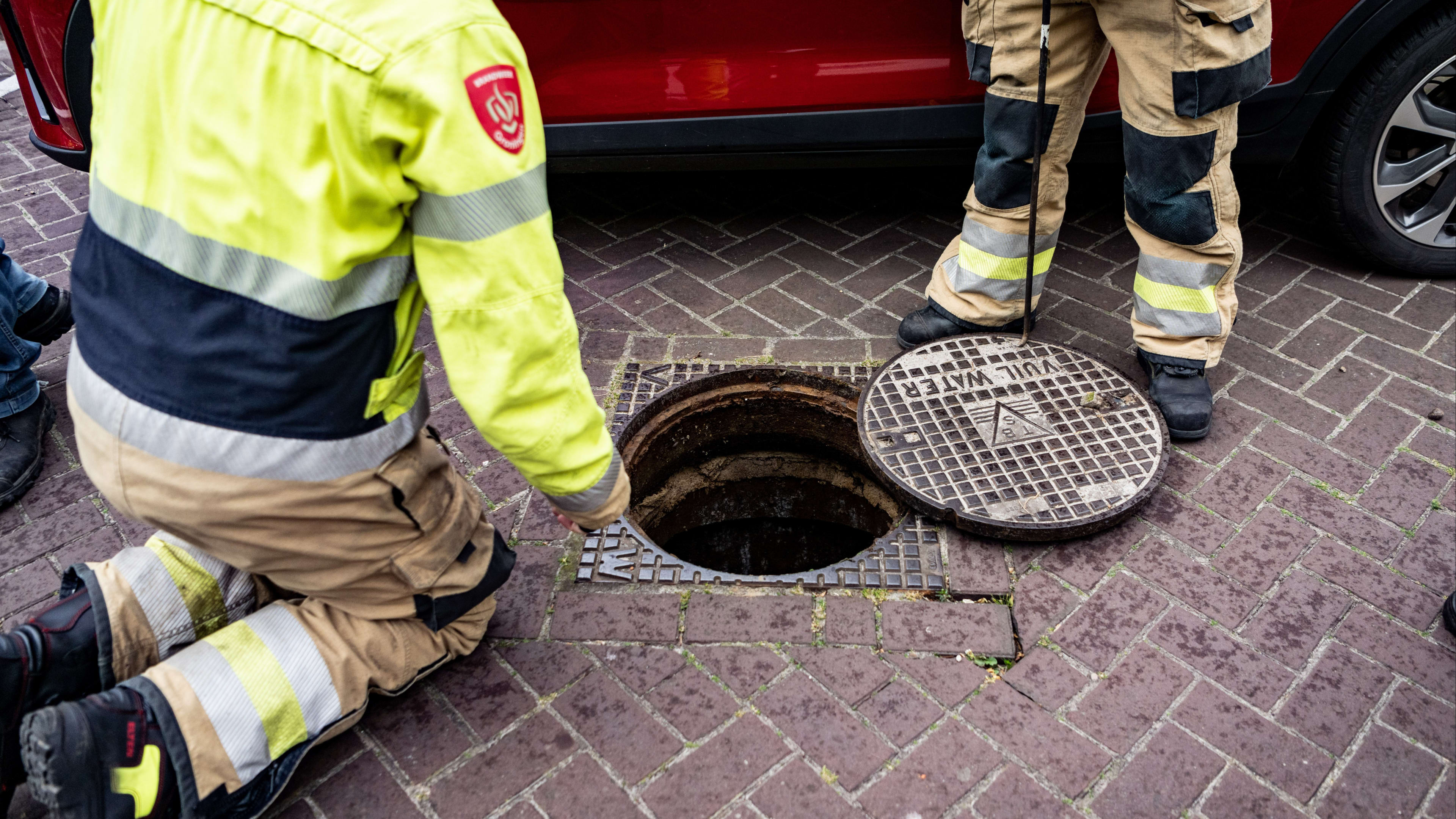 Dronken man negeert waarschuwingen en valt in rioolput in Tiel