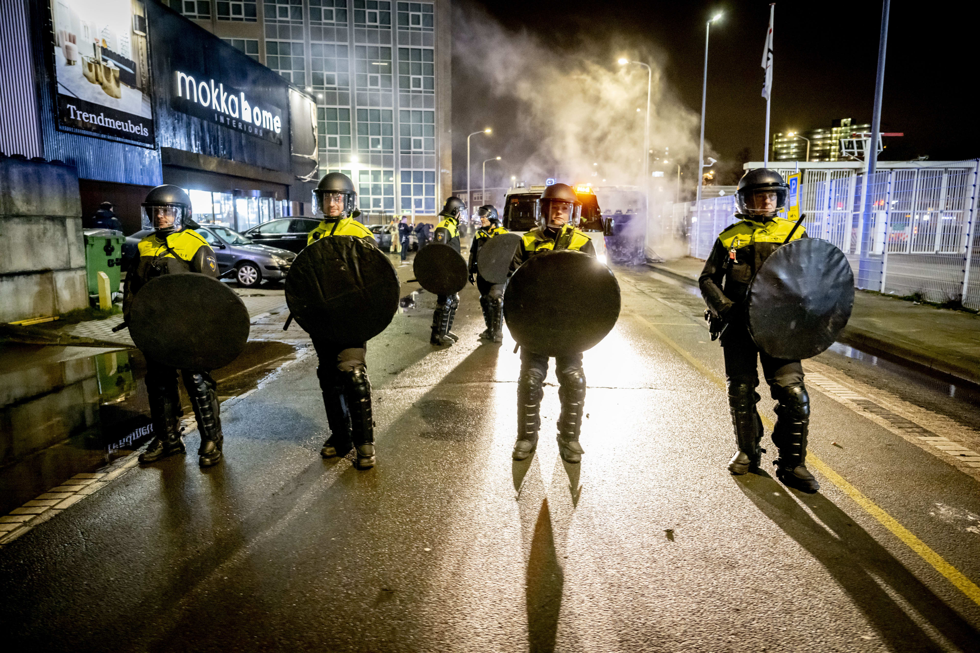 Zes agenten gewond door rellen Den Haag, één aangereden door politieauto