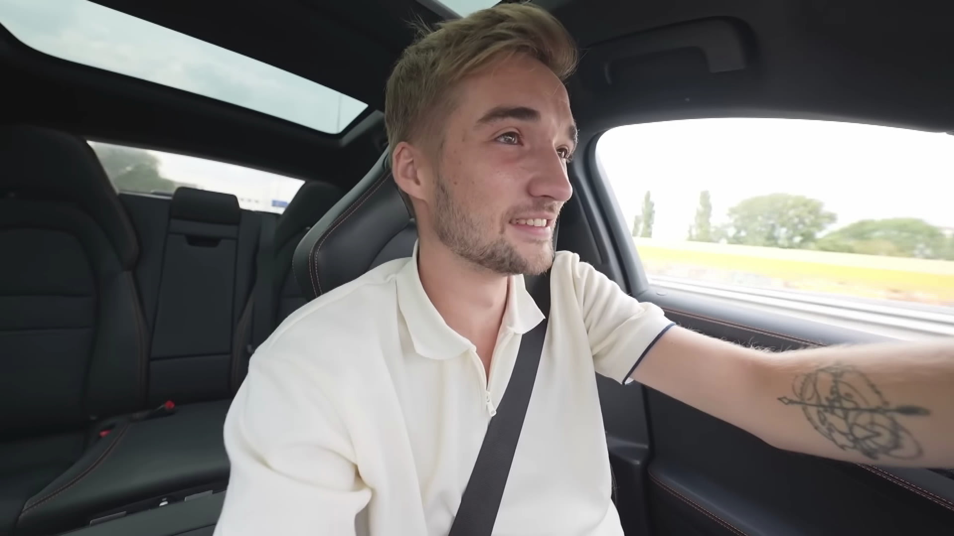 Veilig Verkeer Nederland woest op filmende vlogger Gio in auto