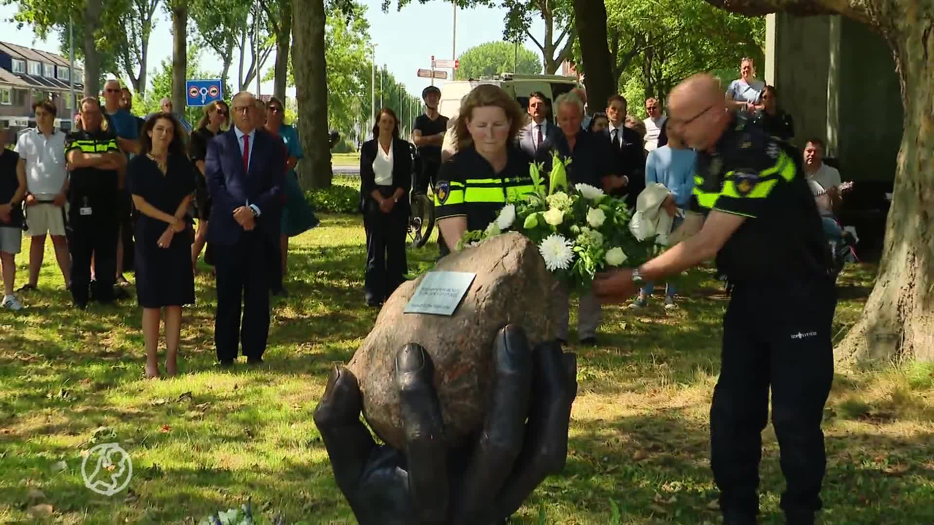 Twee jaar na fatale aanrijding monument voor motoragent Arno onthuld