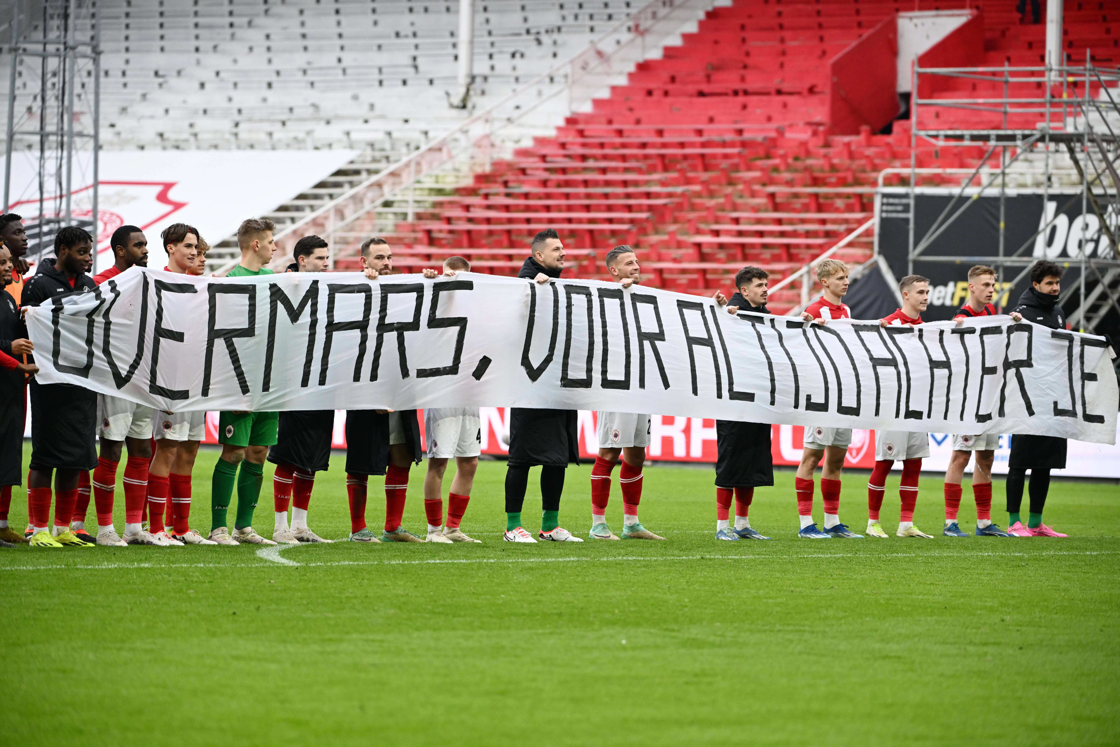 Spelers Antwerp staan 'voor altijd achter' Marc Overmars ondanks dickpics 