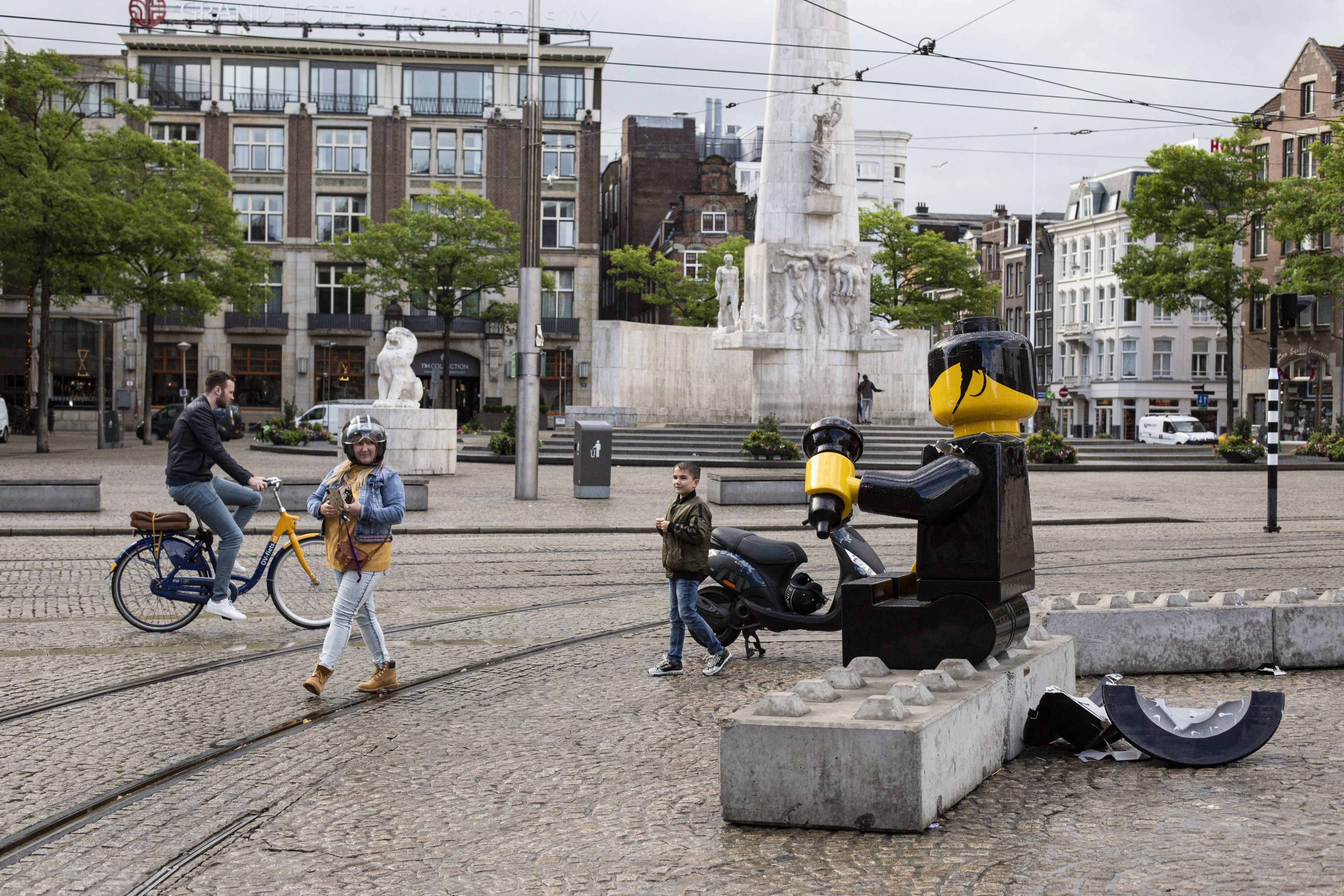 André Hazes 'onthoofd' op de Dam: LEGO-beeld vernield