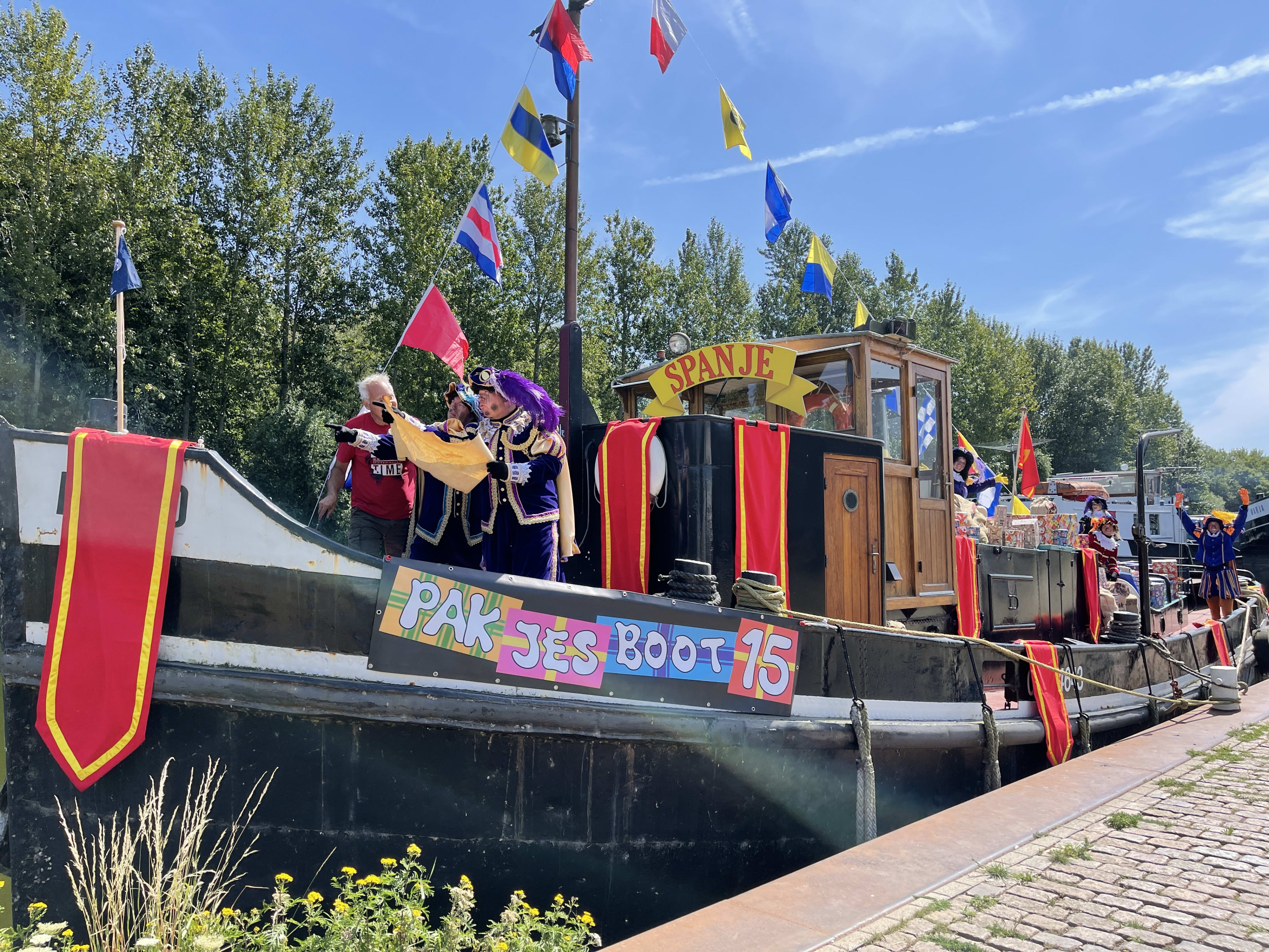 Hartje zomer, maar in Tilburg vaart Sinterklaas nu al op de Pakjesboot