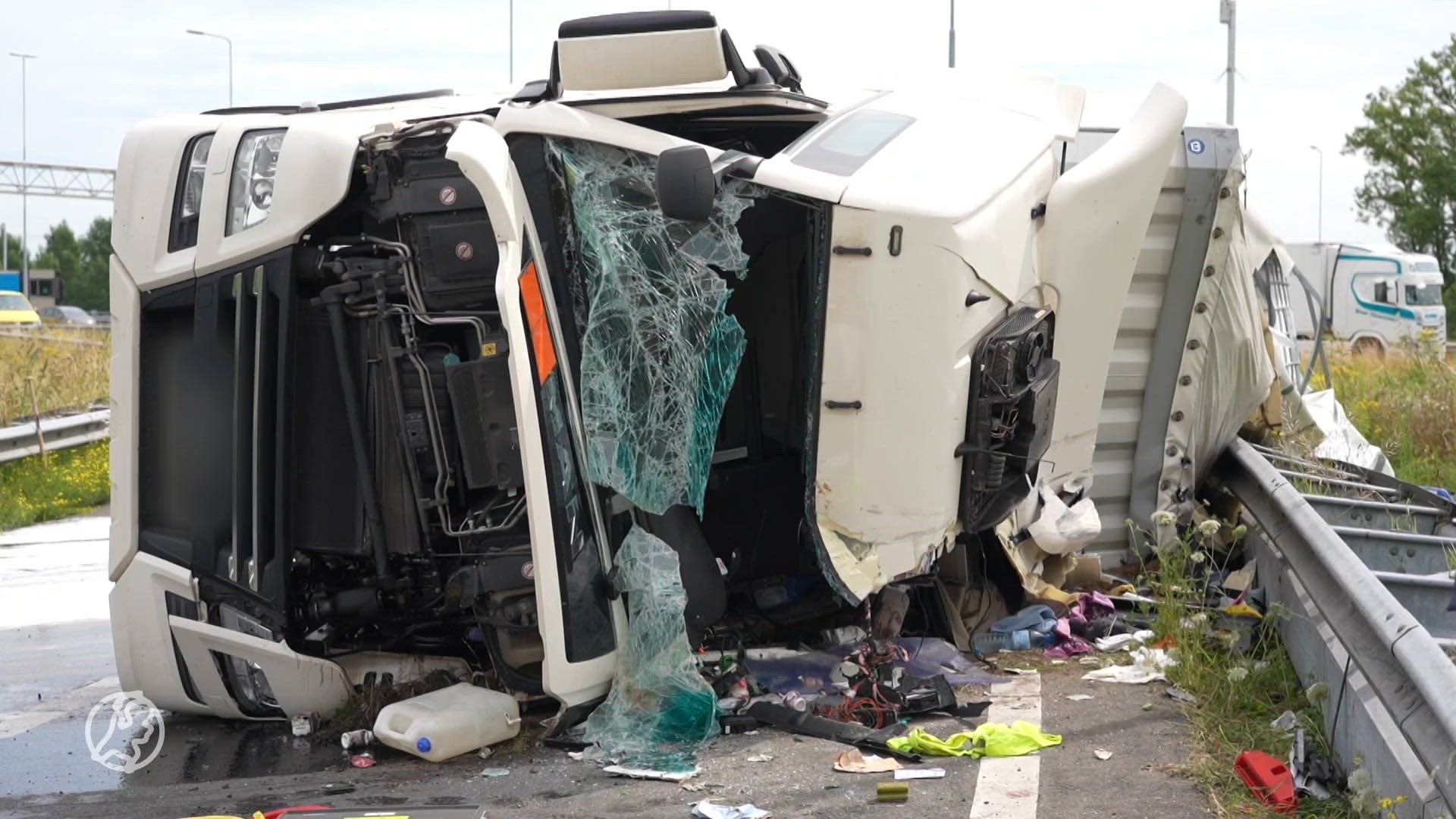 Vrachtwagen met gevaarlijke stoffen kantelt op A50, chauffeur raakt bekneld