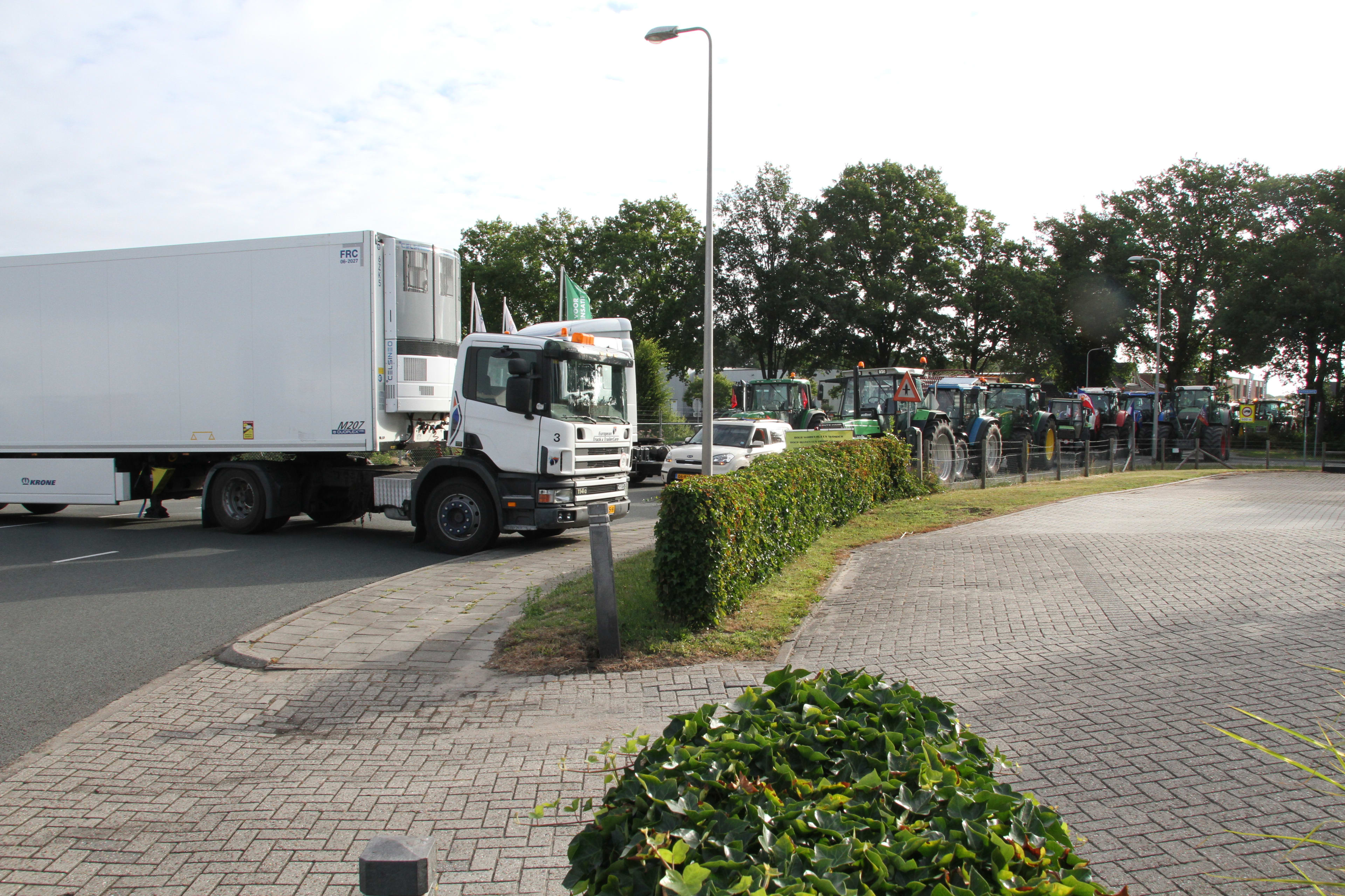 Verrassing voor protesterende boeren: vrachtwagen blokkeert trekkers