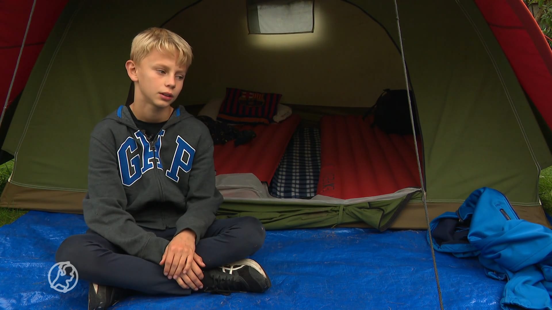 Olivier (11) slaapt al dagen in tent voor onderzoek naar de ziekte van zijn moeder