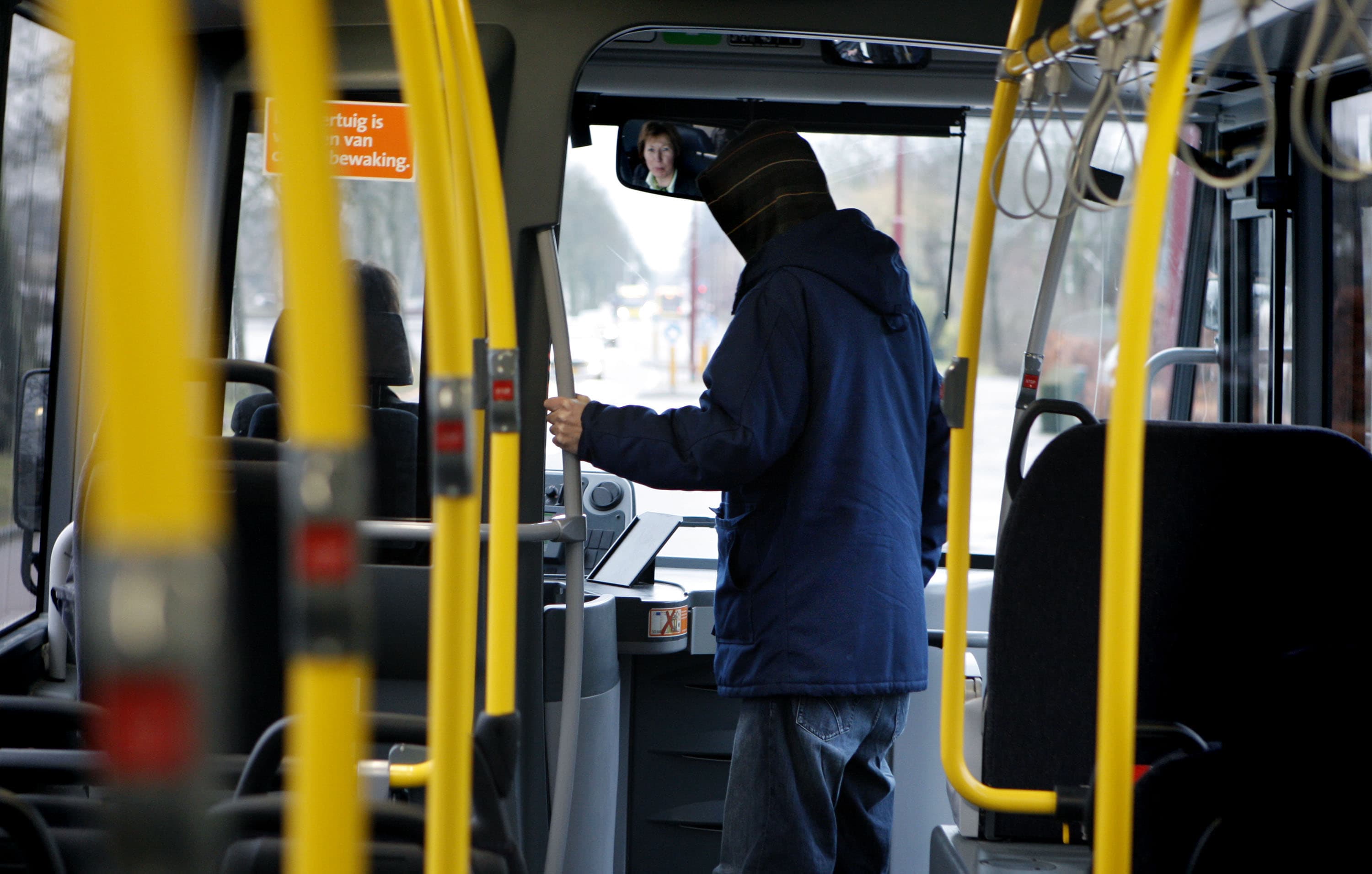 Passagier mishandelt buschauffeur in Roosendaal, bespuugt vervolgens agent