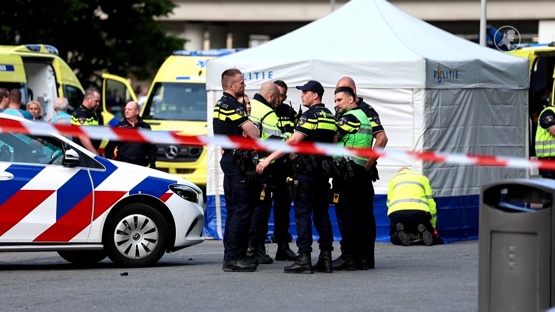 Een persoon overleden na botsing met taxi in Amsterdam
