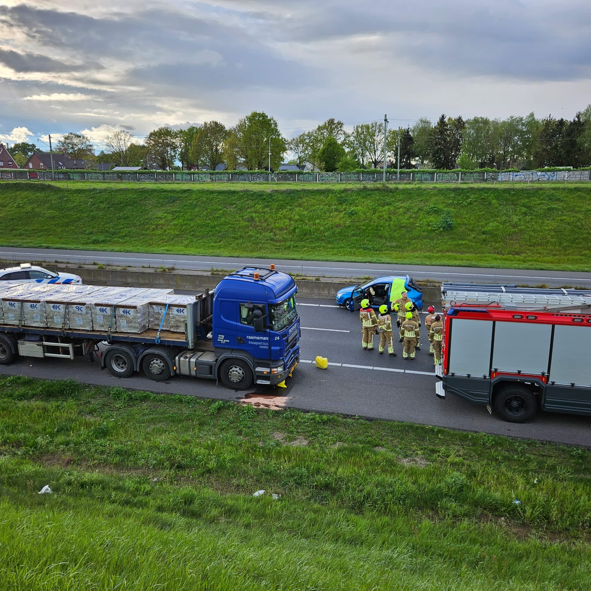 Vrachtwagen knalt op auto: vrouw raakt gewond, A73 helemaal dicht