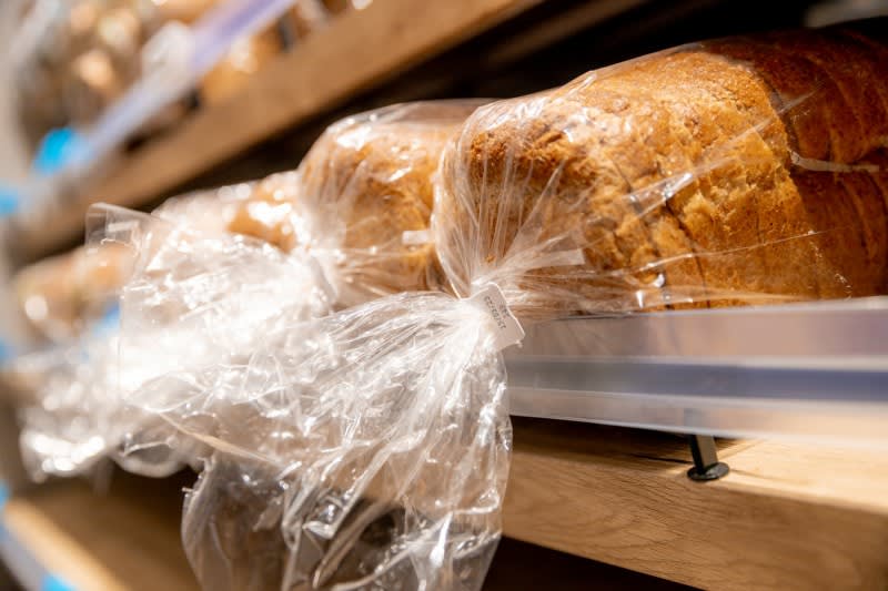 Albert Heijn stopt met plastic broodclips, maar waarom blijven de broden wel in plastic verpakt?