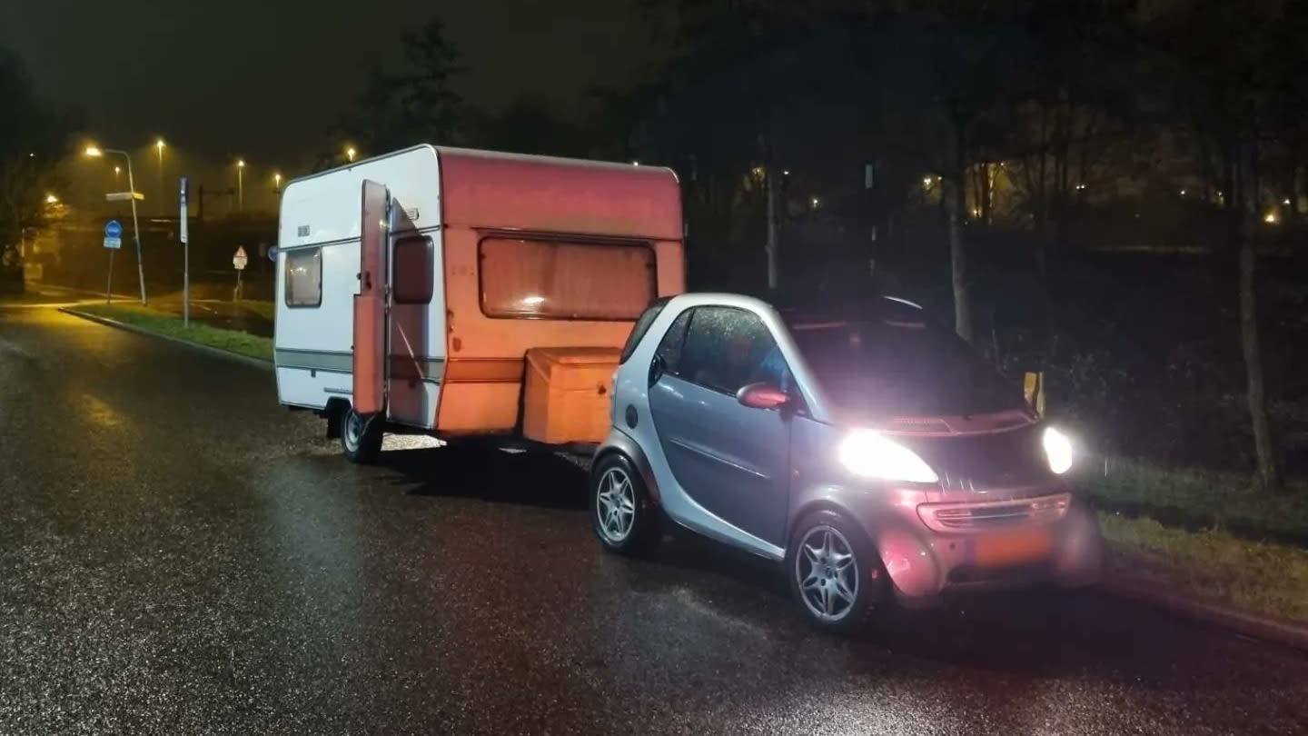 Agenten halen niet zo 'Smarte' en langzaam rijdende bestuurder met caravan van snelweg