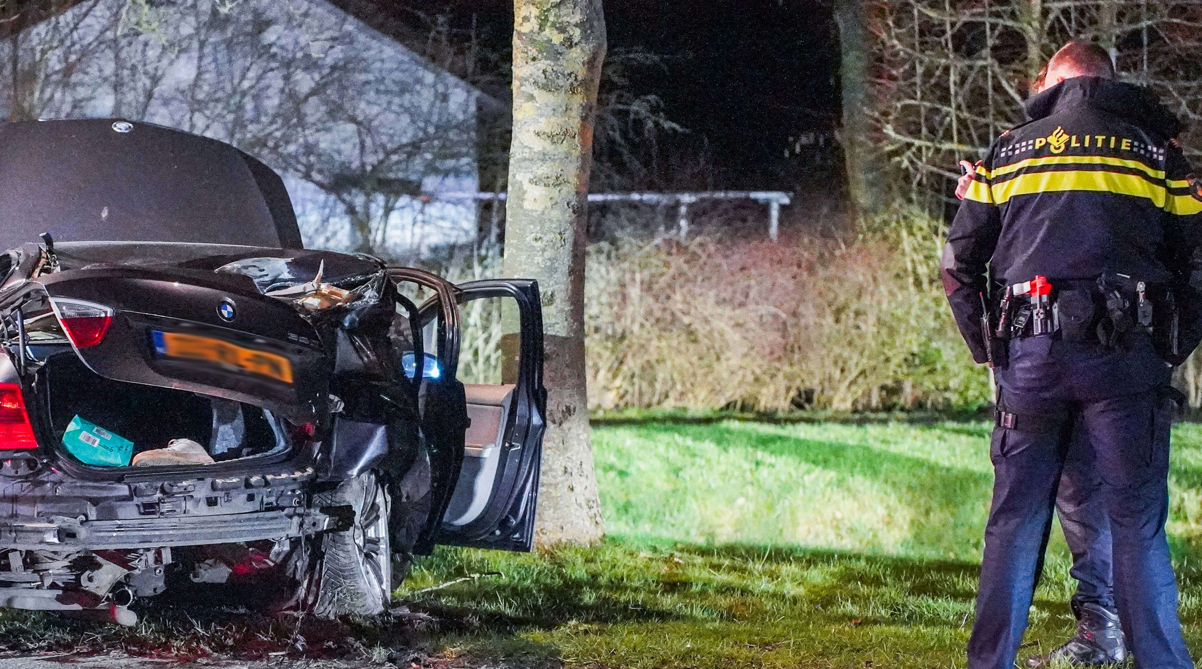 Auto slaat over de kop en crasht tegen boom in Uithuizermeeden