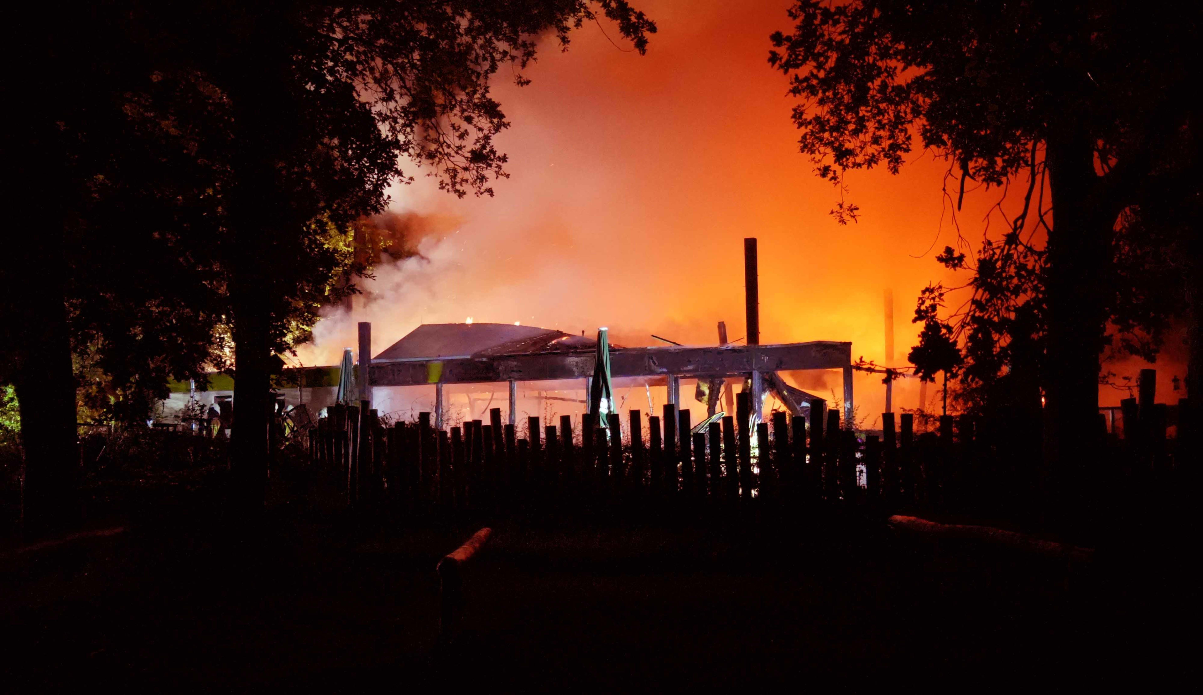 Grote brand verwoest restaurant bij populaire zwemplas in Gasselte