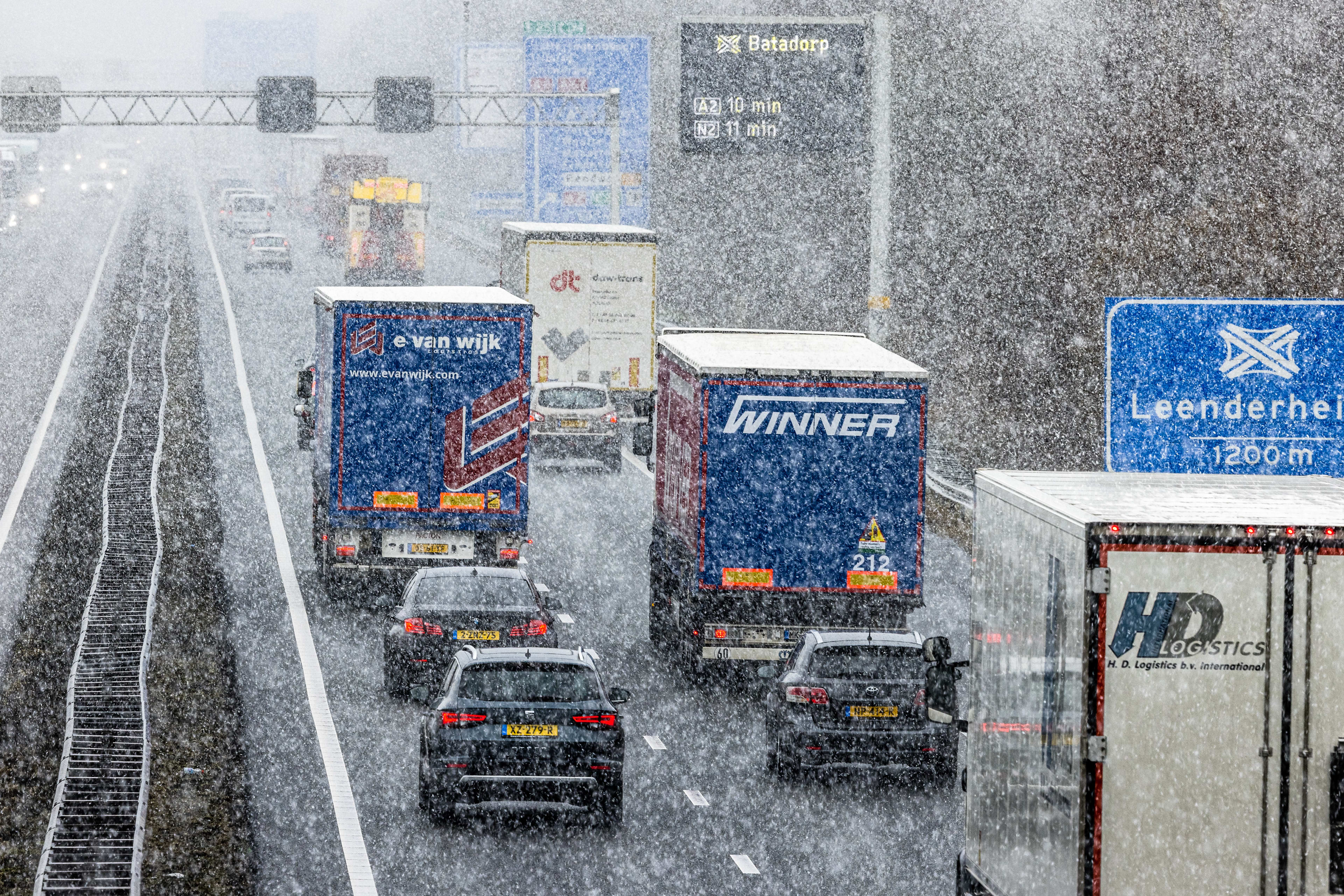 Drukte en vertragingen op weg en spoor door sneeuw en gladheid