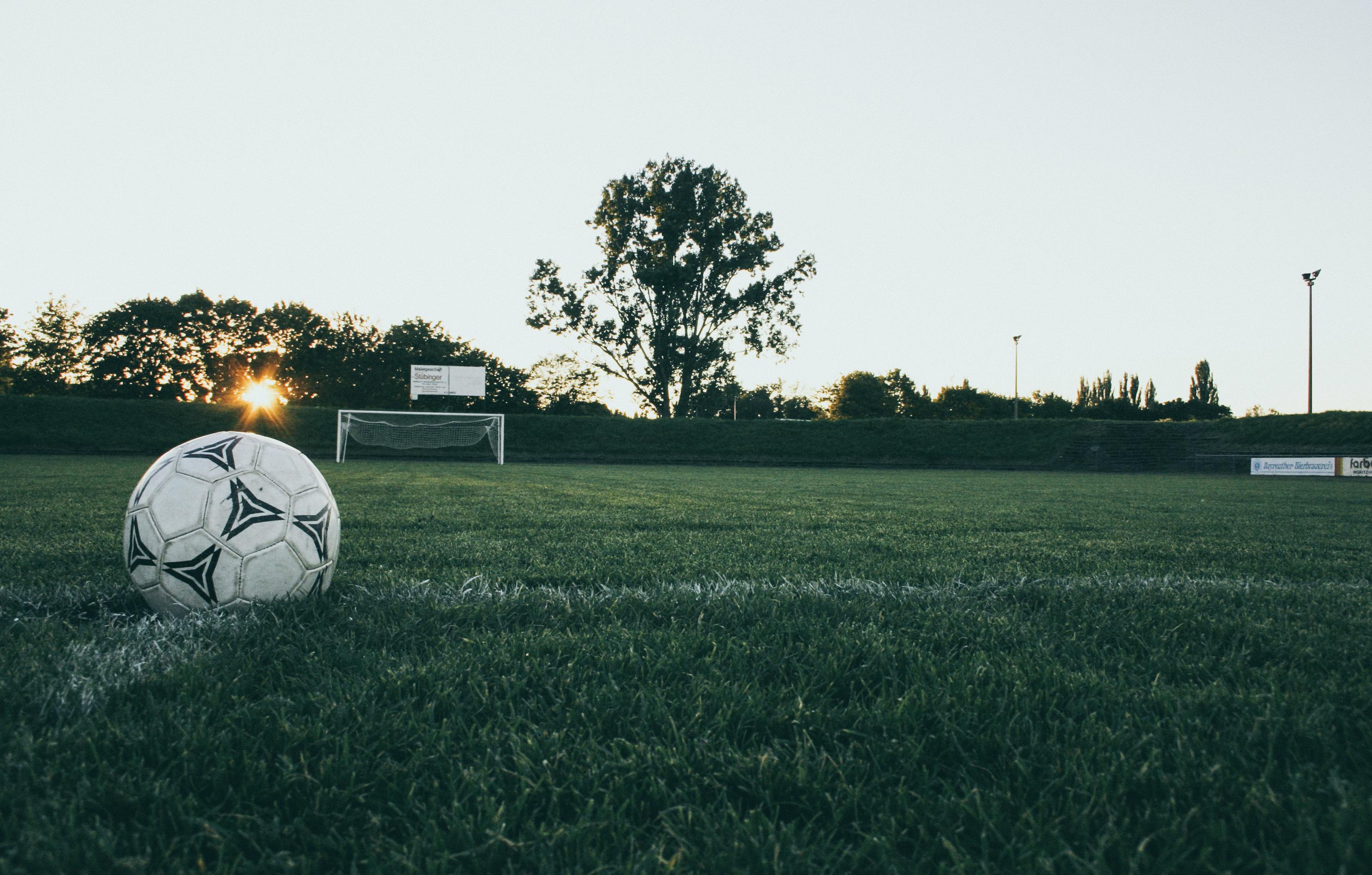 Chaos bij jeugdvoetbalwedstrijd in Den Haag: massale vechtpartij na besluit scheidsrechter