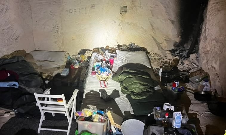 Politie ontdekt twee 'zwartgeblakerde' mensen in grot in Maastricht