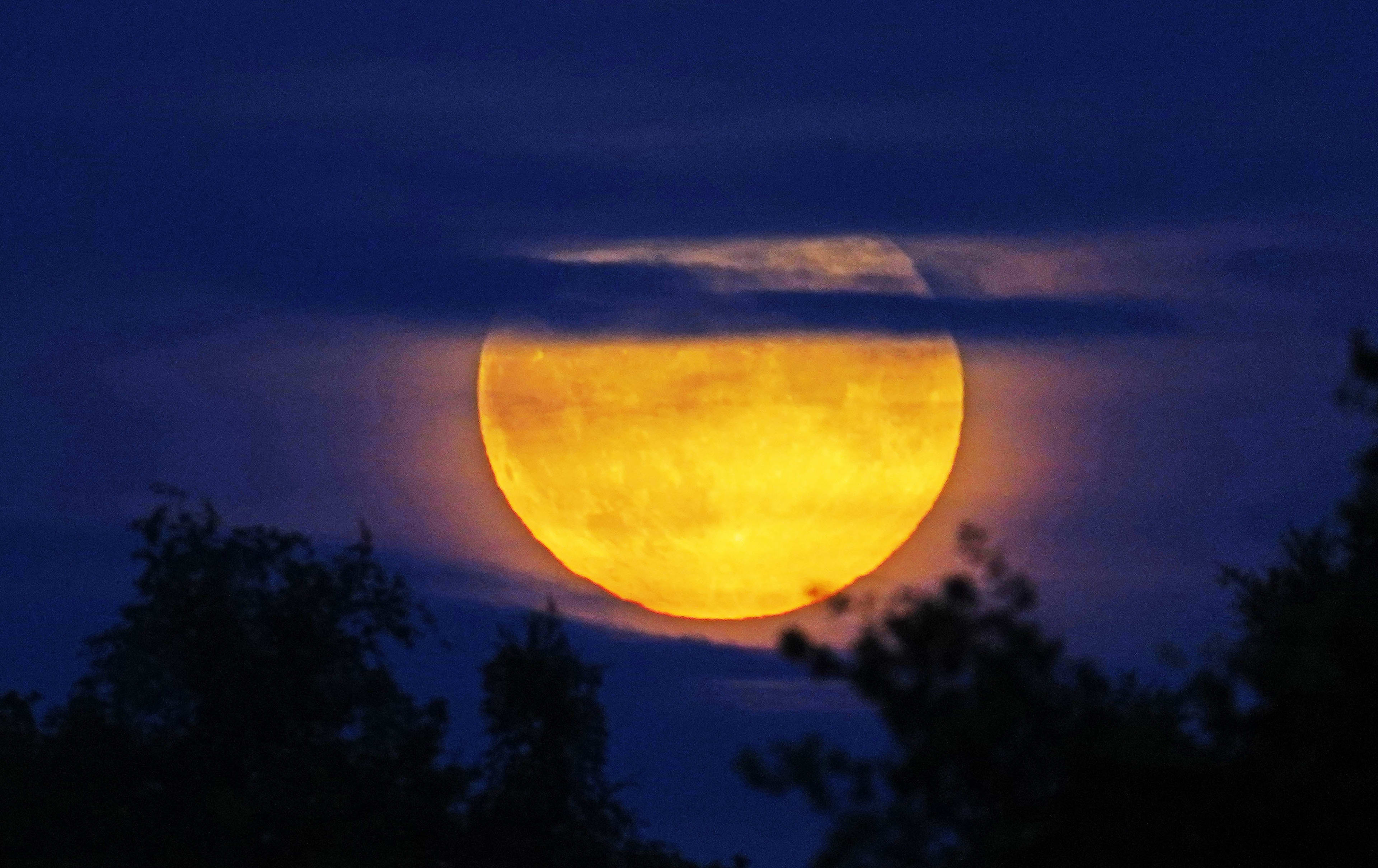 Supermaan ondanks bewolking tóch te zien: 'Hij is mooi!'