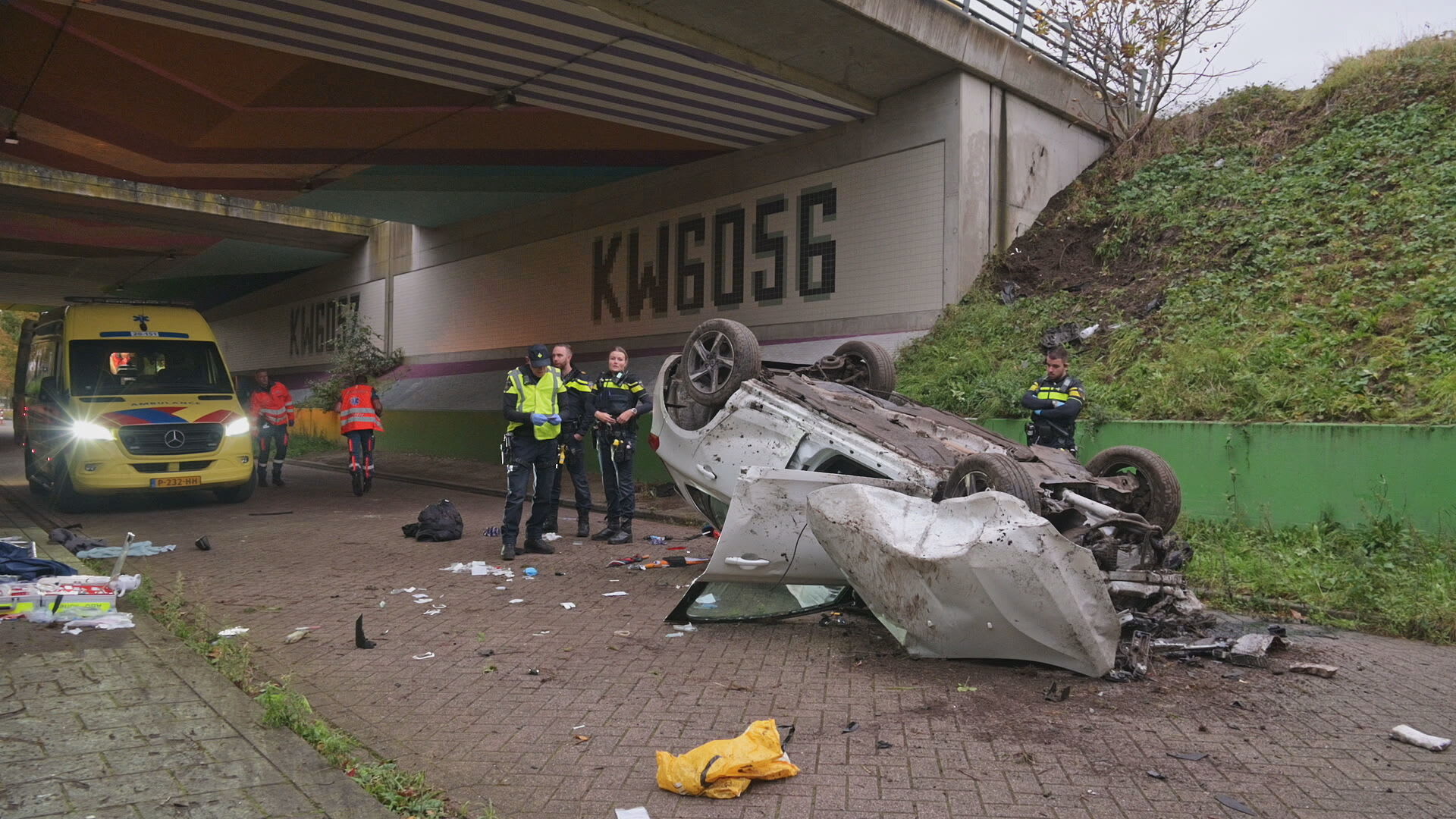 Auto stort van viaduct A16 naar beneden en belandt op de kop, twee zwaargewonden