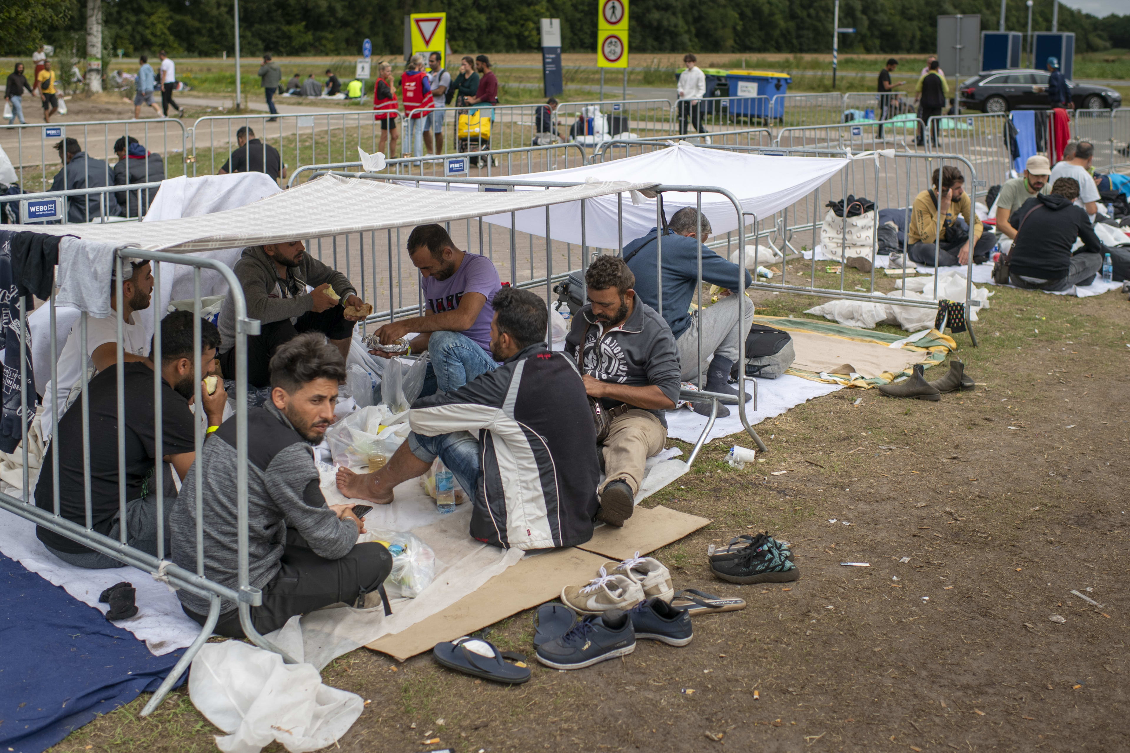 Honderden in onzekerheid of ze vannacht weer buiten moeten slapen in Ter Apel