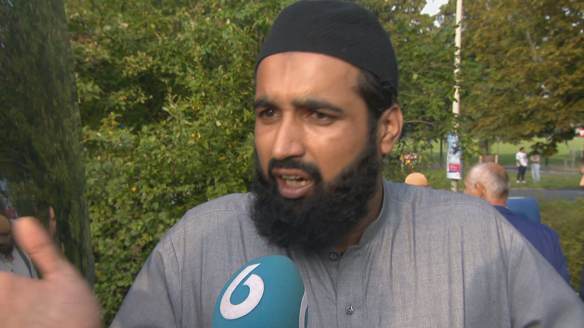 Moslims woest om verscheuren Koran door Pegida-voorman: 'Waarom haat hij zo?'