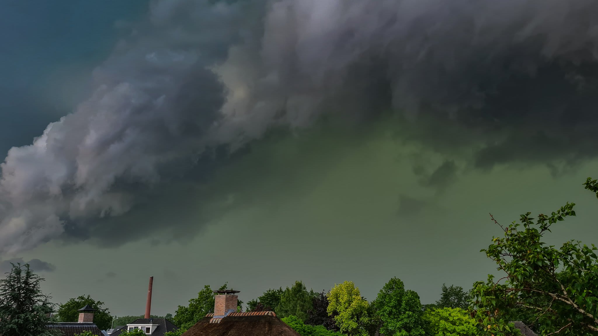 Storm trekt over Nederland: code oranje Limburg om stevige onweersbuien |  Hart van Nederland