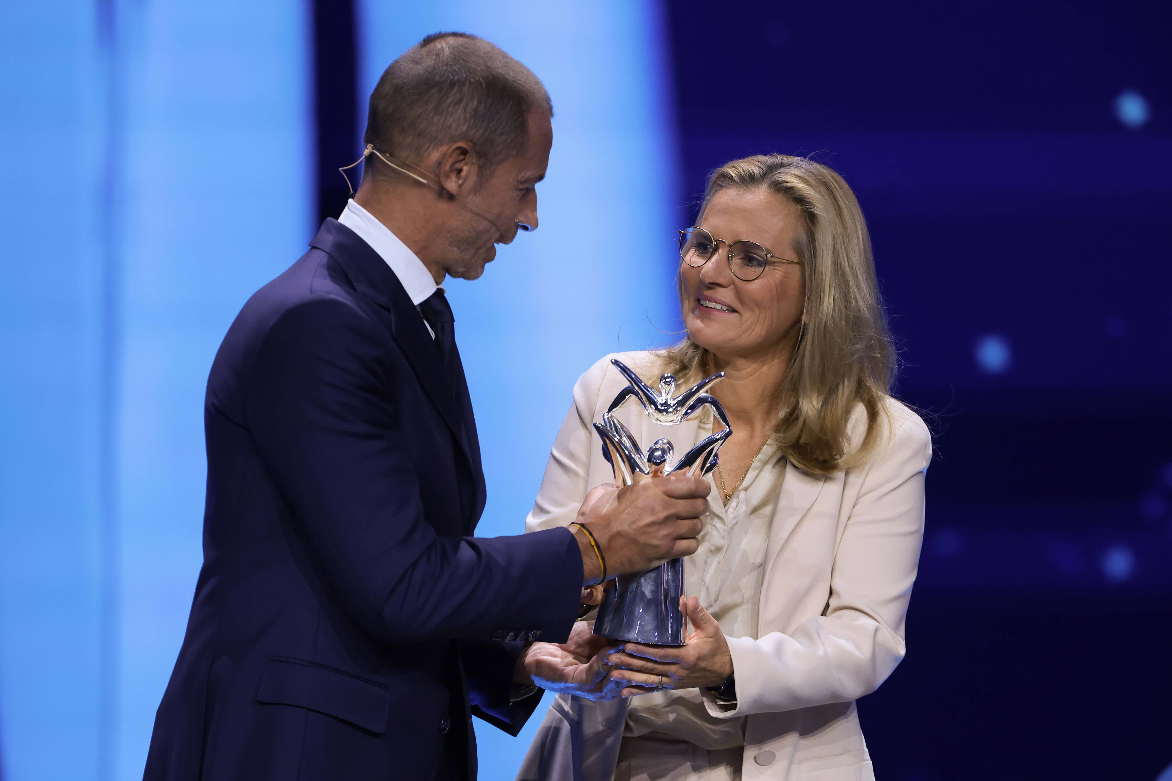 Sarina Wiegman draagt UEFA-prijs op aan Spaanse voetbalsters: 'Doet me echt pijn als vrouw'