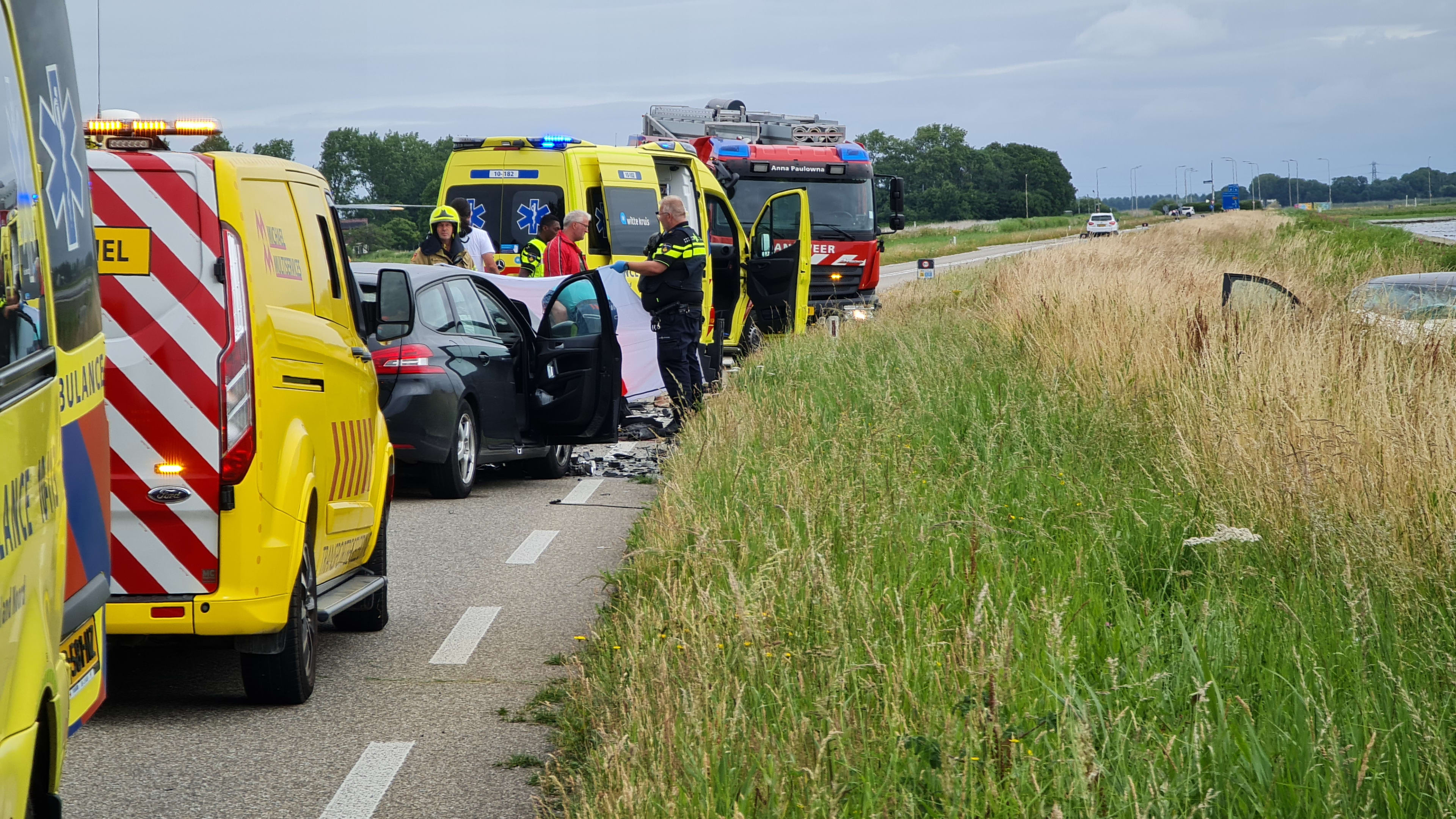 Twee doden en drie gewonden na frontale botsing bij 't Zand