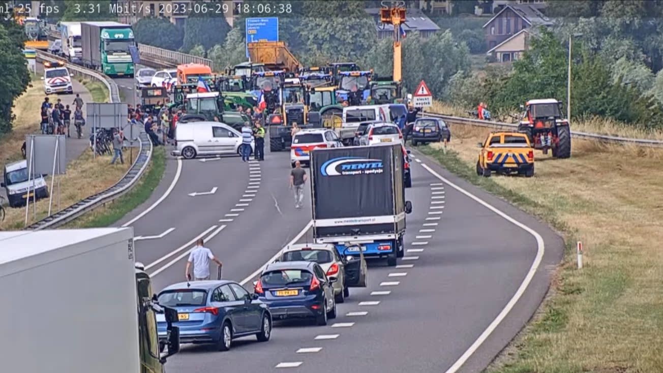 Boeren blokkeren kort weg bij Rhenen met meerdere trekkers