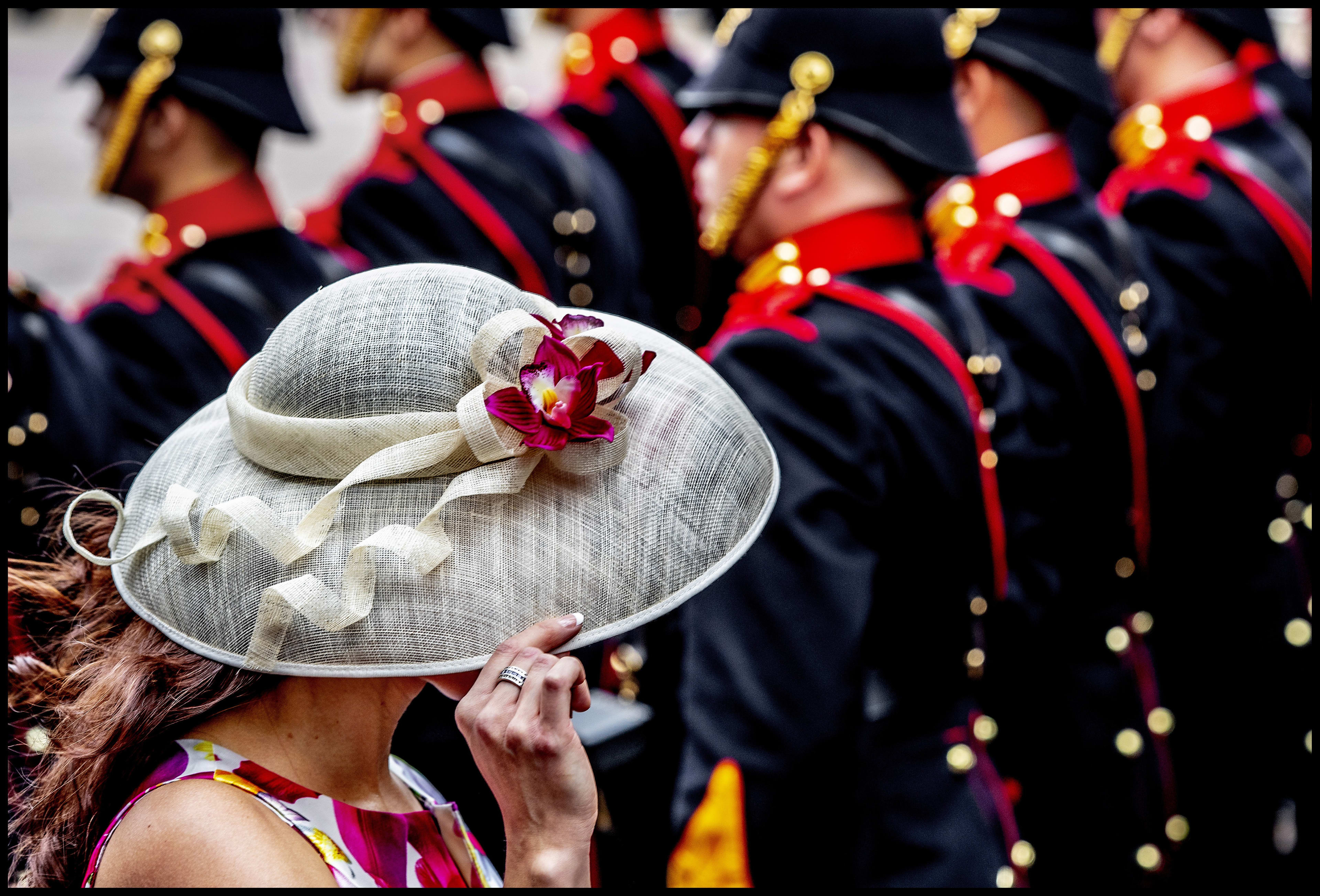 Hoedjes moeten goed vastgehouden worden: krachtige wind op Prinsjesdag