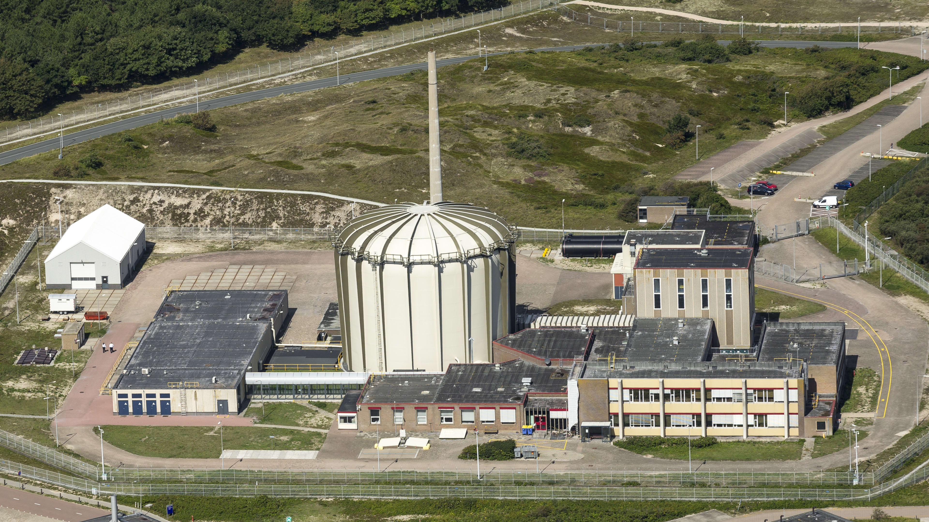 Productie kernreactor bij Petten stilgelegd, rook uit gebouw
