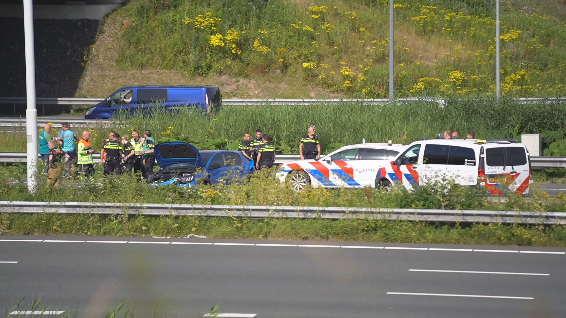 Ongeval op A16, man gereanimeerd en hond van snelweg gered