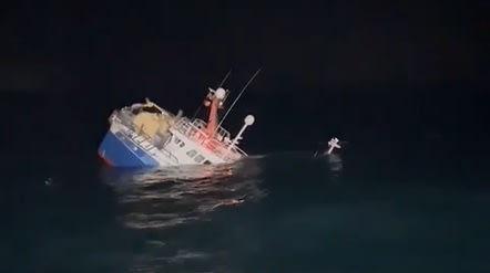 Viskotter zinkt voor Engelse kust, Nederlandse bemanning in veiligheid gebracht