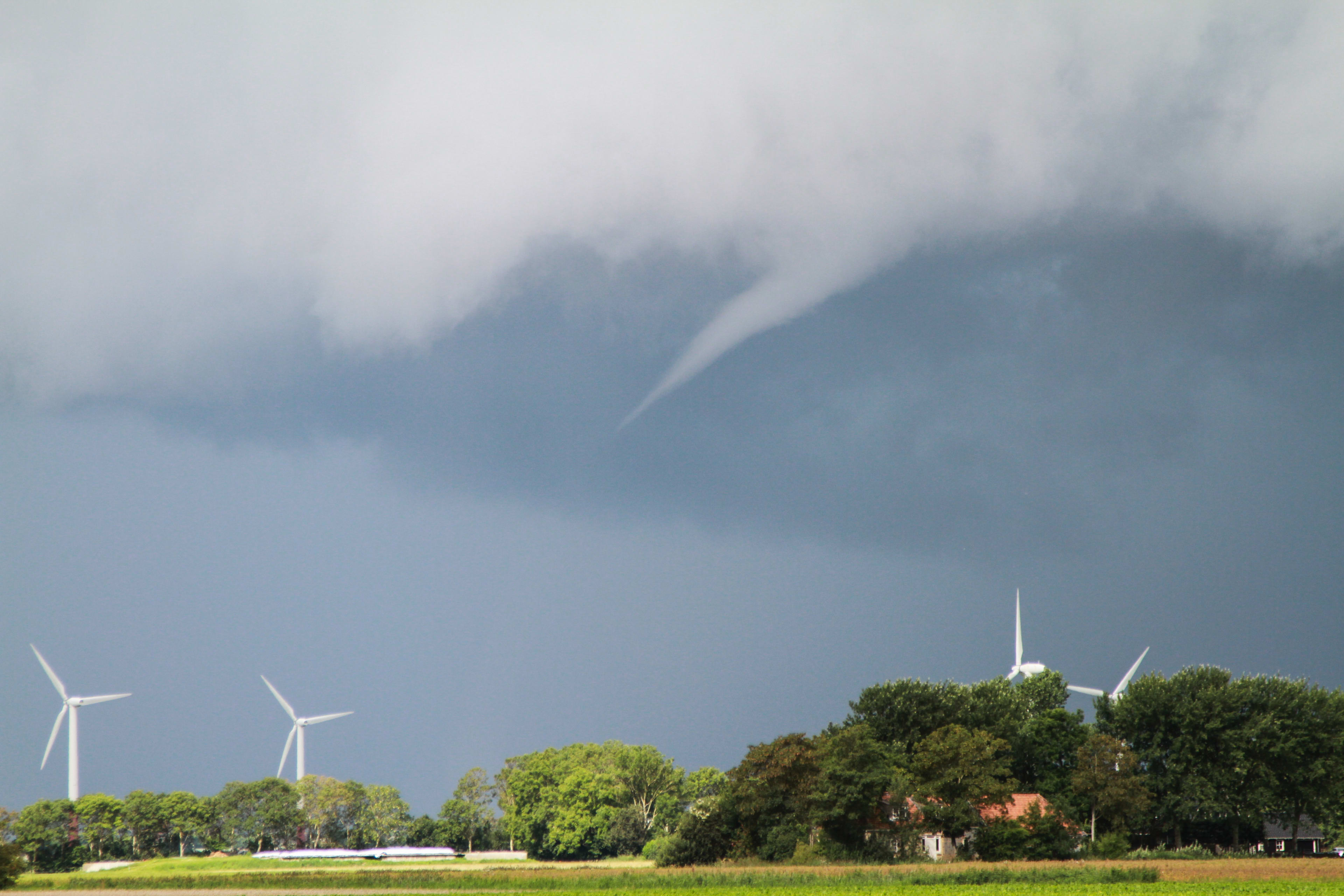 Waterhoos trekt over zee bij Hoek van Holland