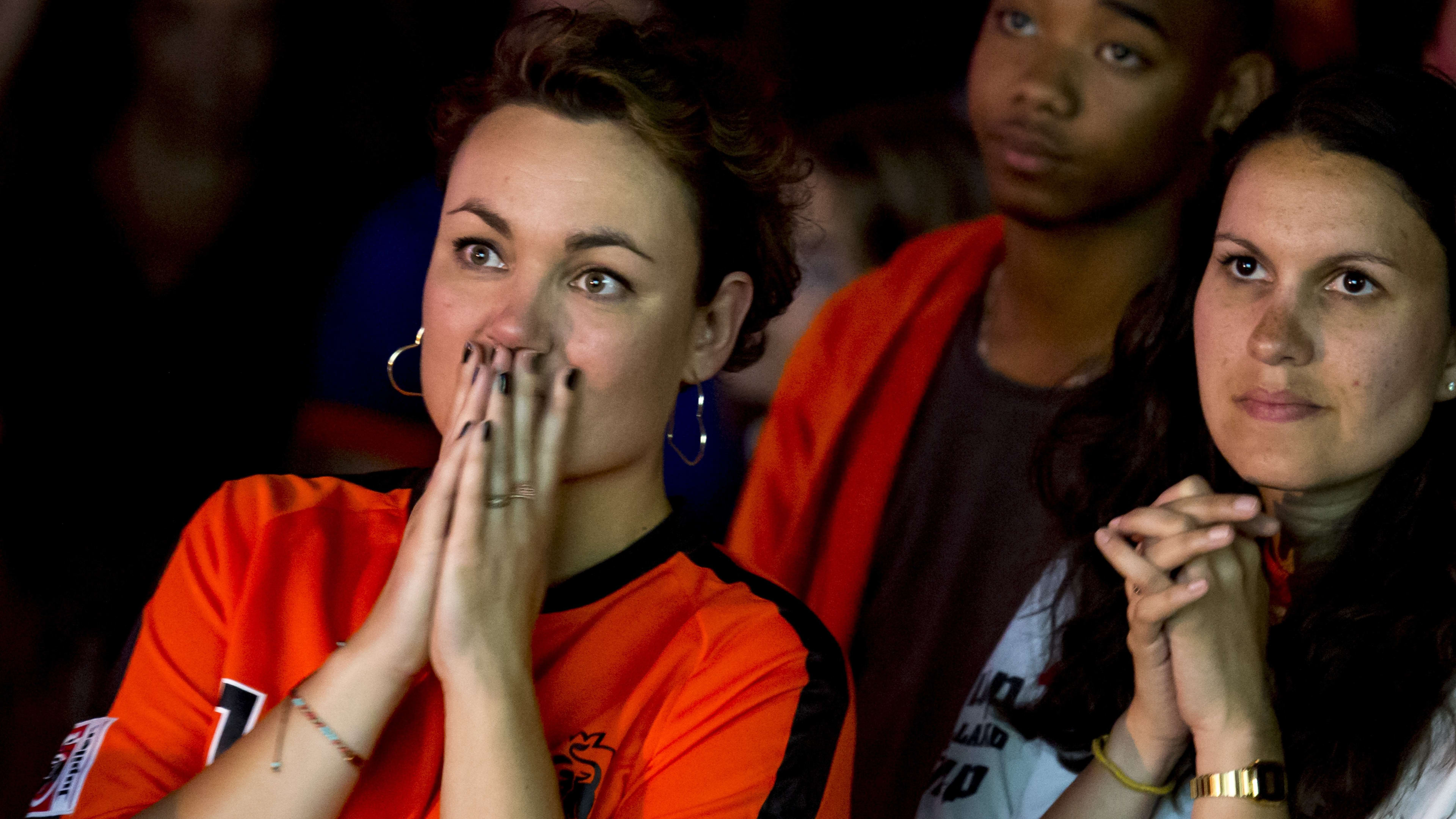 Geluksonderbroeken of kaarsje branden: hoe bijgeloof Oranjefans en spelers beïnvloedt