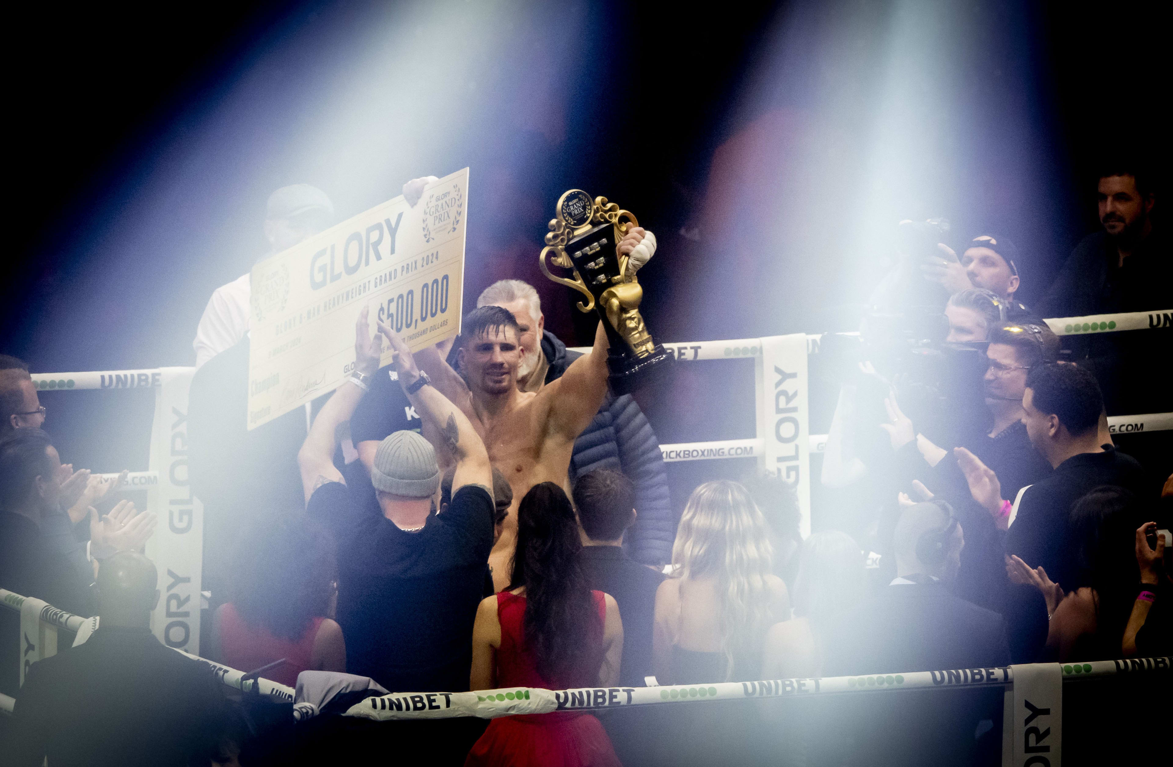 Kickbokser Verhoeven haalt uit na winst Glory Grand Prix: 'Deze man moet worden verbannen'