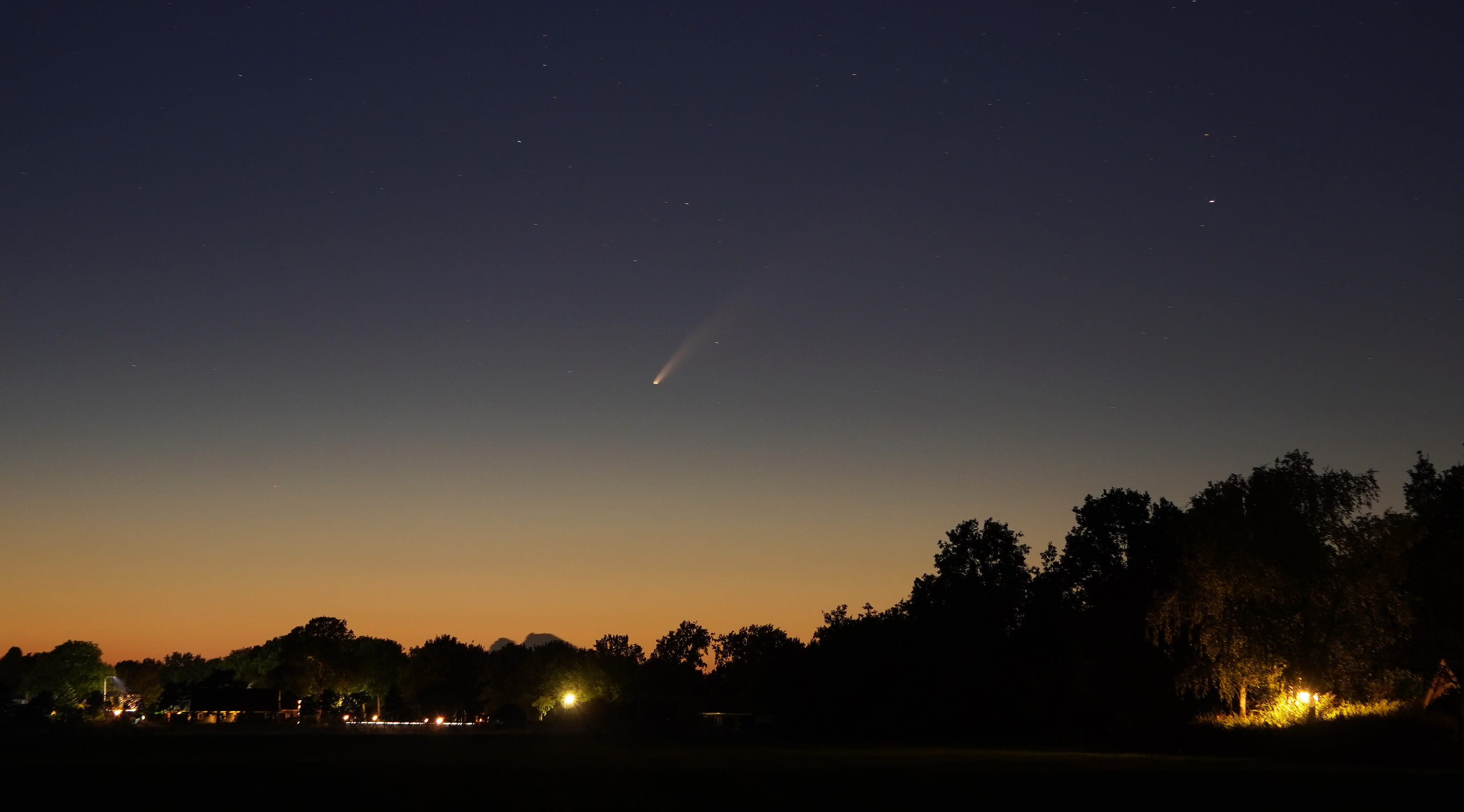 Timelapse: komeet Neowise met het blote oog zichtbaar in Nederland