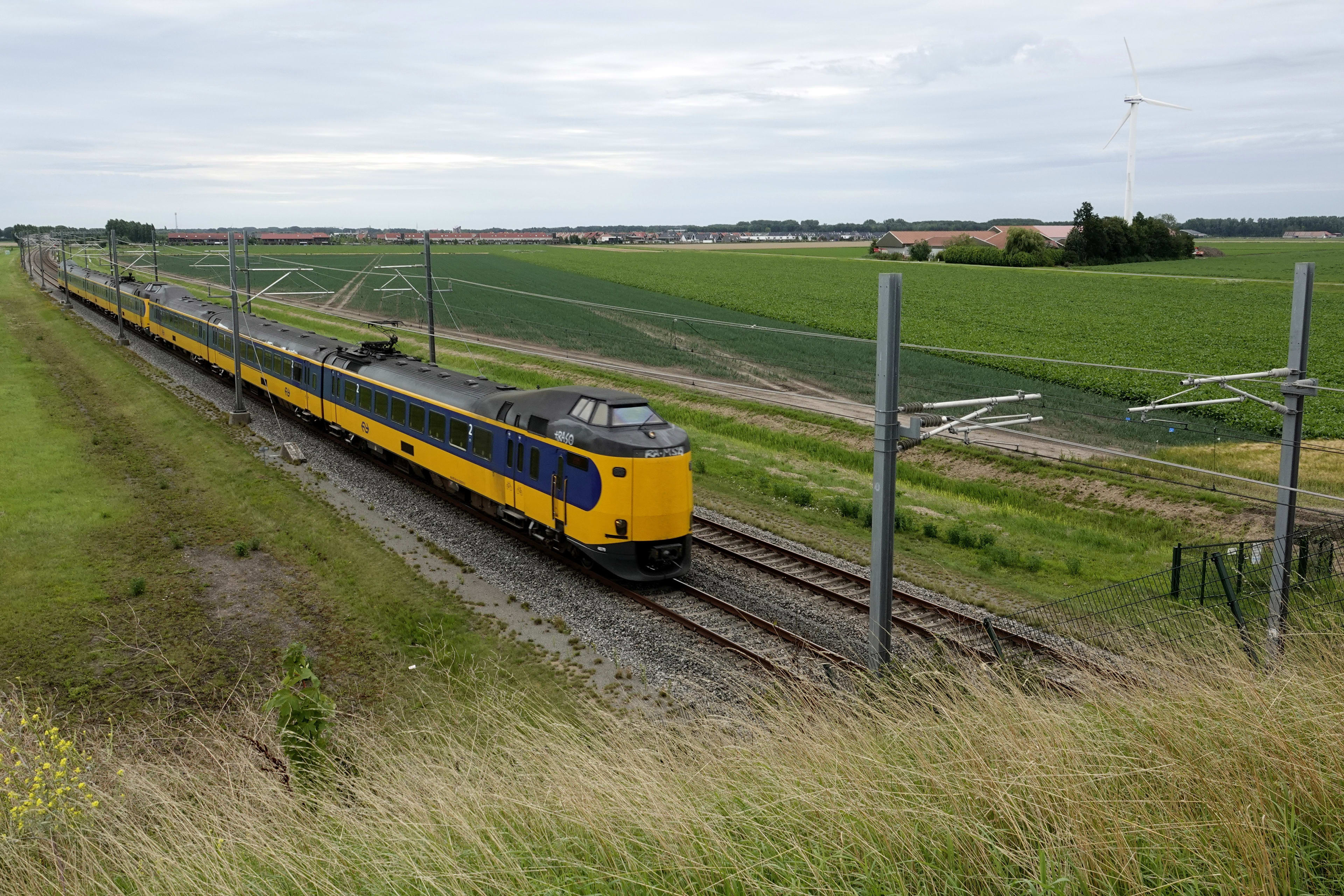 Nog uren geen treinen Lelystad-Dronten, honderden reizigers geëvacueerd