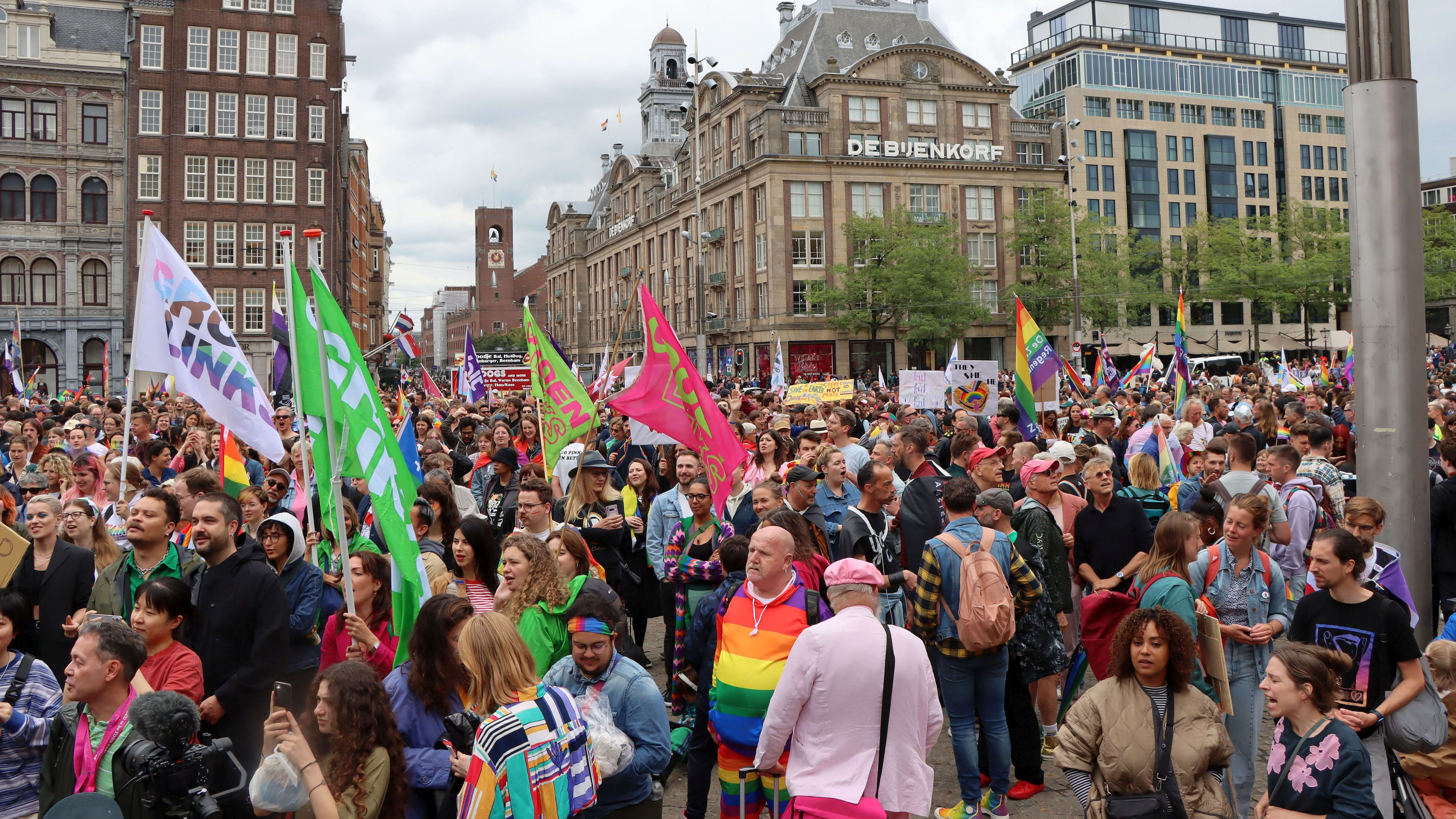 Eerste Queer & Pride barst los in Amsterdam: duizenden op straat voor lhbtiq+-rechten