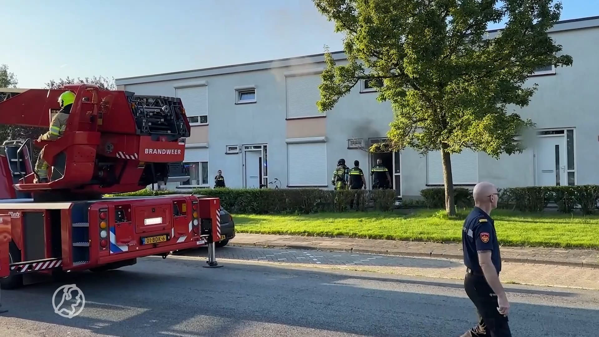 Brandweer redt moeder en twee zoontjes van dak bij woningbrand Kerkrade