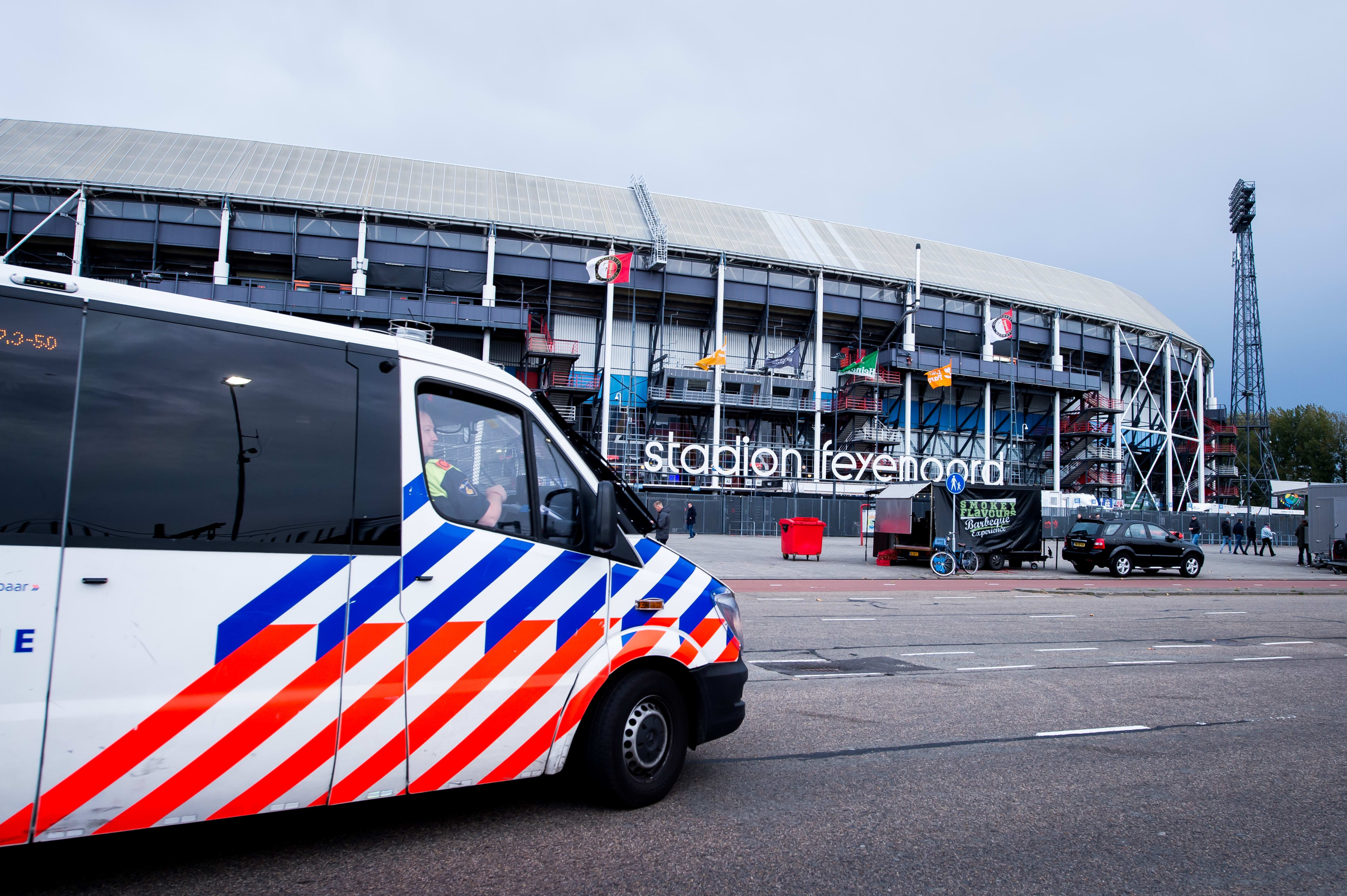 Politie 'zichtbaar en onzichtbaar' aanwezig rondom De Kuip tijdens Klassieker 