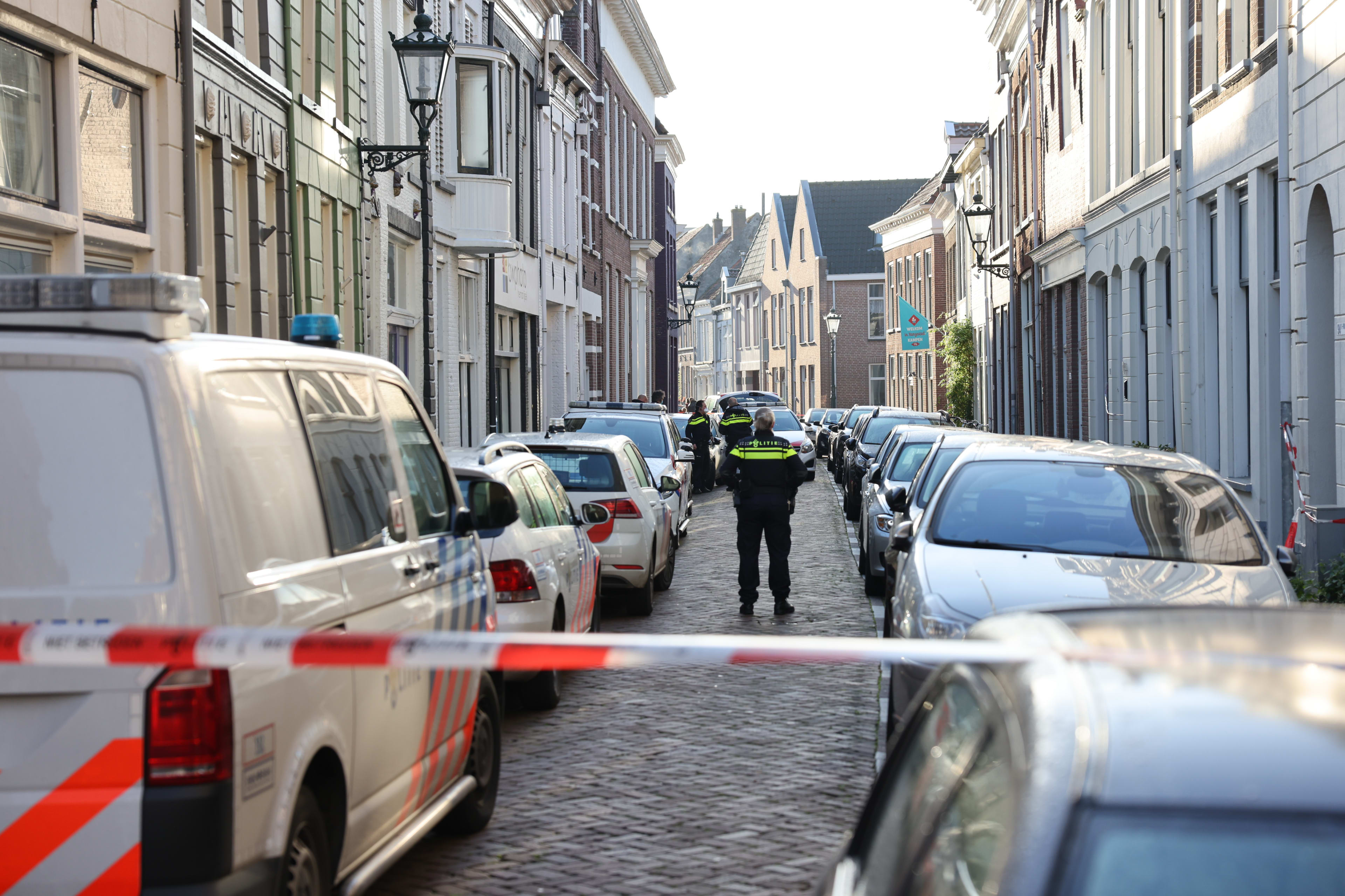 Dode man (26) gevonden na mogelijk conflict in woning Kampen, politie doet onderzoek